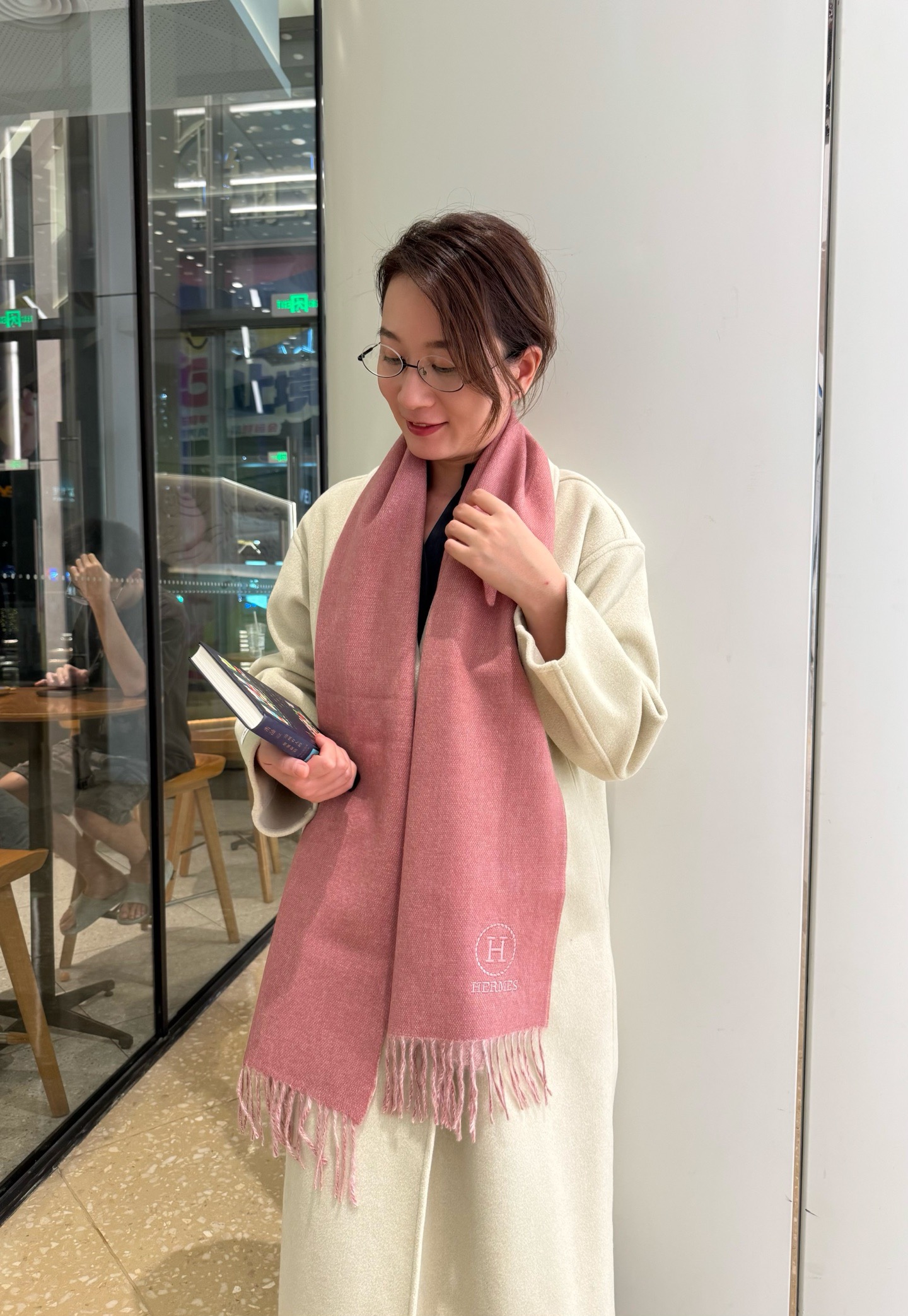 NO:711406,Year Hermes ·  Hermès, rare and gentle color matching, low-key yet elegant, double-sided color matching is highly recommended, one scarf with two styles, high-end, comfortable and fashionable temperament, niche, but full of big-name style, Super Amway, this soft scarf that touches the heart, extremely simple color with exquisite embroidery logo, the finishing touch is true without losing beauty, the pursuit of successful people, the color is absolute, a little unique fairy spirit, the absolute choice for couples, the color is elegant, not enchanting Specifications 30x  180cm high version scarf, high version scarf, hermes, hermes19860909年Hermes · 爱马仕,难得一见的温柔配色,低调又不失优雅重点推荐双面配色,一条围巾两种风格搭配,高级舒适时髦气质,名小众,却大牌范十足,超级安利这款触动内心的柔美围巾,极其简单的颜色搭配精致刺绣logo,点睛之笔确又不失美感,成功人士的追求,色彩绝对,有点独有的仙气,绝对的情侣款不二之选,颜色淡雅,不妖娆规格30x 180cm高版本围巾,高版本围巾,hermes,hermes,scarf