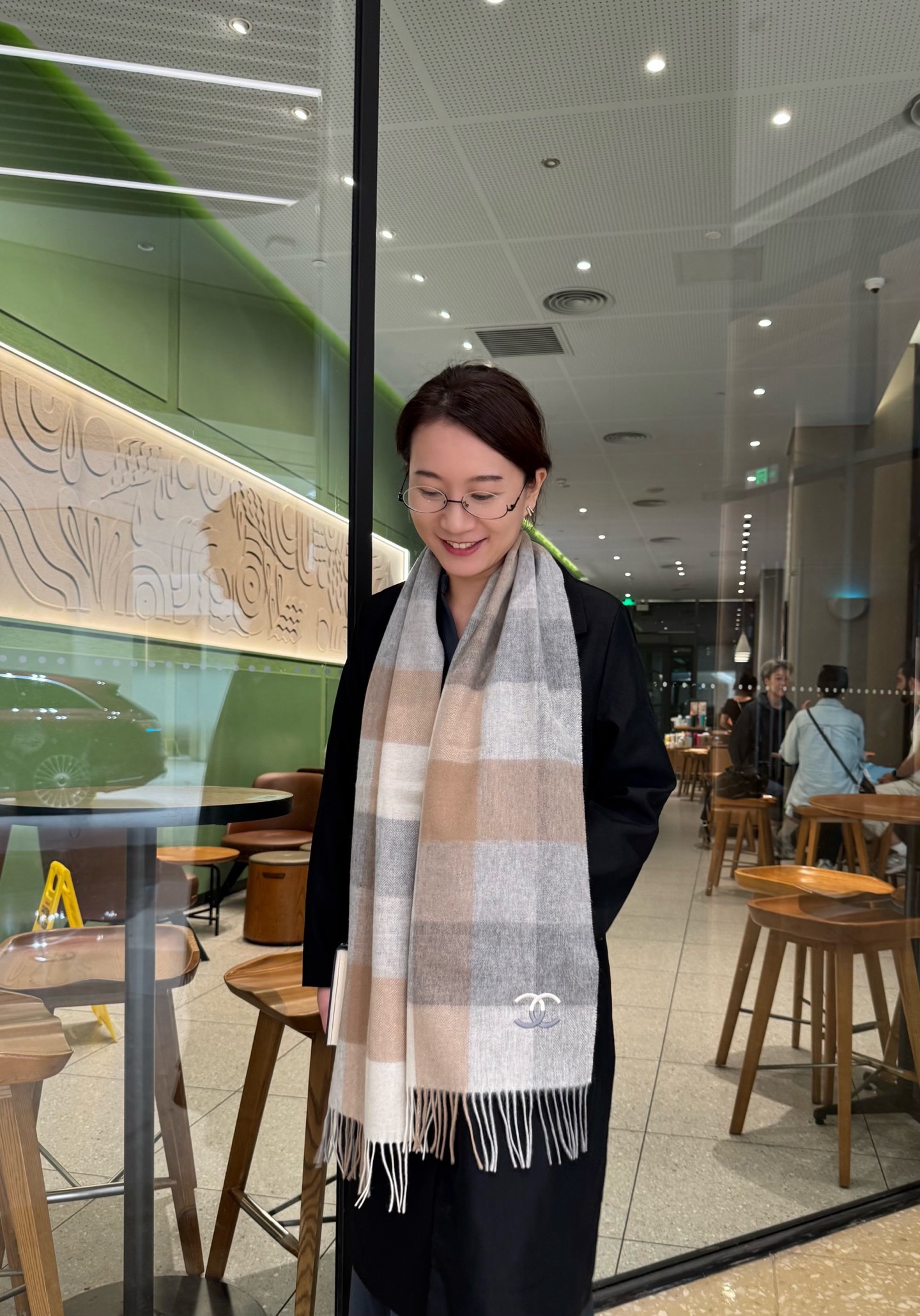 NO:711417,Chanel · Chanel's new scarf is so beautiful that it's so stylish and charming. It's a very elegant and fashionable autumn and winter item!  I really like it, it’s a very classic couple design. It feels really great on the upper body and looks great no matter how you wear it!  !  This style is really worth buying with your eyes closed, and it can be easily worn by any age group!  !  !  30*180cm high version scarf, high version scarf, chanel, chanel19860909Chanel · 香奈儿新款围巾好看的要疯掉了,太有型太有魅力了非常斯文时尚的秋冬单品！真的很喜欢,非常Classical的情侣设计.手感真的绝了上身效果真的随便怎么围都好看！！这种款式真的闭着眼买,任何年龄层都轻松驾驭！！！30*180cm高版本围巾,高版本围巾,chanel,chanel,scarf