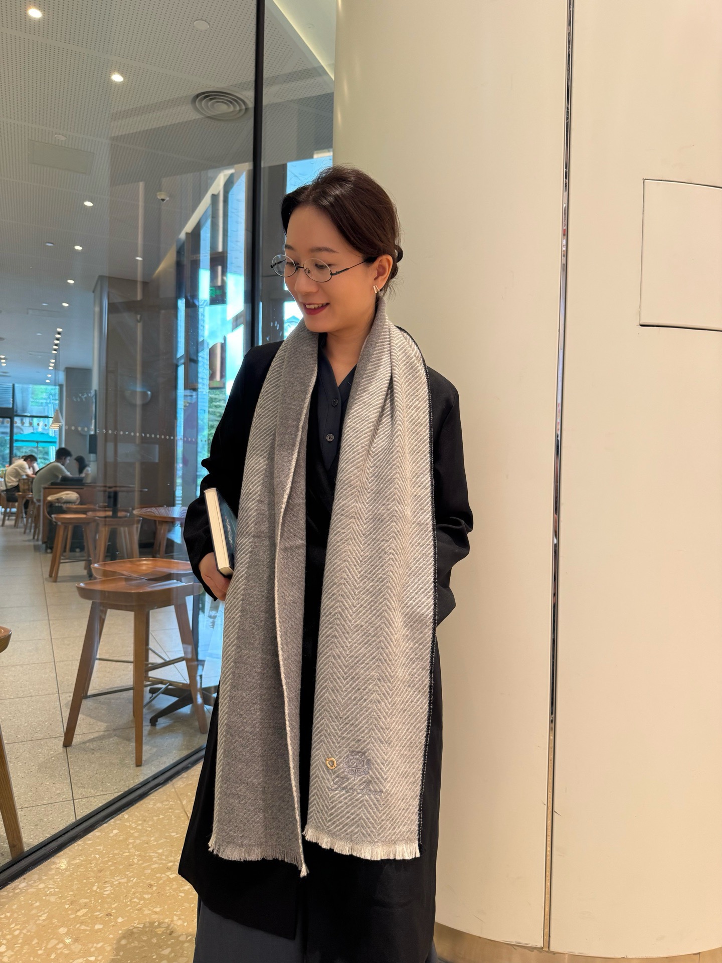 NO:711422,Loro Piana ·  Nuoyou Panya. Cashmere scarf is a new release, a hot model, the best hard goods in the channel ~ The last order for export to Italian direct supply counters is very small, the customer-supplied cashmere has a soft and waxy feel, and has been treated with 'trembling' to increase the brightness of the color. It has always been based on the strict selection of the highest quality cashmere. Without comparison, there is no harm. The world's top cashmere makes the scarf extremely luxurious.  OK, it increases the beauty and functionality. You must keep two of each color. No headaches when matching, no regrets for ten thousand years. What is particularly recommended is that this style is a twill color, carefully selected popular colors, the color is bright and high-end, and the whole family can match any color. 45*200cm, Albas cashmere high version scarf, high version scarf, loro  piana19860909Loro Piana · 诺悠翩雅.羊绒围巾送给重磅上新,爆款爆款,渠道极品硬货～出口意大利直供专柜尾单到手数量极少,客供面料羊绒,手感软糯,经“颤栗”处理,增加了色彩的鲜艳度一直以严格选用最高品质的羊绒为基准,没有对比就没有伤害,世界最顶级羊绒,让围巾奢华到不行,更是增加了美感和功能性,每色必留两条,搭配不头疼,不留后悔一万年,特别值得推荐的是,此款是斜纹色系,精挑细选的流行配色,色彩感鲜明又高级的感觉全家哪个颜色都可以互相搭配45*200cm,阿尔巴斯山羊绒高版本围巾,高版本围巾,loro piana,scarf