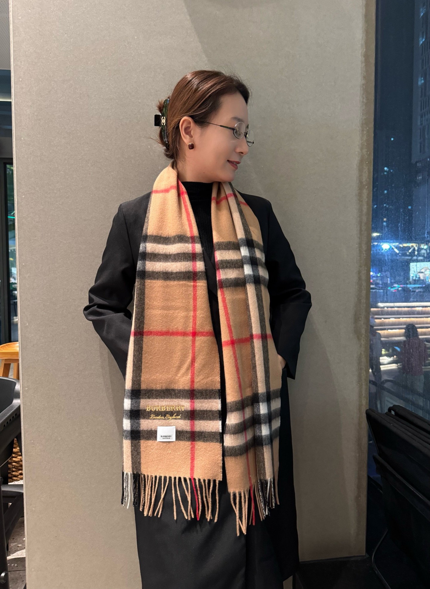 NO:711426,Burberry's classic plaid war cashmere scarf is of excellent quality and feels. High-end cashmere products are absolutely screaming quality and top design models from fashion brands. The classic plaid and fashionable color matching are the screaming highlights of this high-end product that is a must-have for autumn and winter.. Currently, it is a super hot item in counters at home and abroad. It is definitely a high-end product that you can't wait for. Size 30*180cm high version scarf, high version scarf, burberry, burberry19860909巴宝莉 Burberry万年经典款格纹战 羊绒围巾品质手感好到不行羊绒高尖端产物绝对令人尖叫的品质时尚大牌的顶尖设计款..经典格子搭配时尚拼色是此款令人尖叫的亮点秋冬必备的高端精品..目前海内外专柜都超级爆款绝对是手慢无的高端精品 尺寸30*180cm高版本围巾,高版本围巾,burberry,burberry,scarf