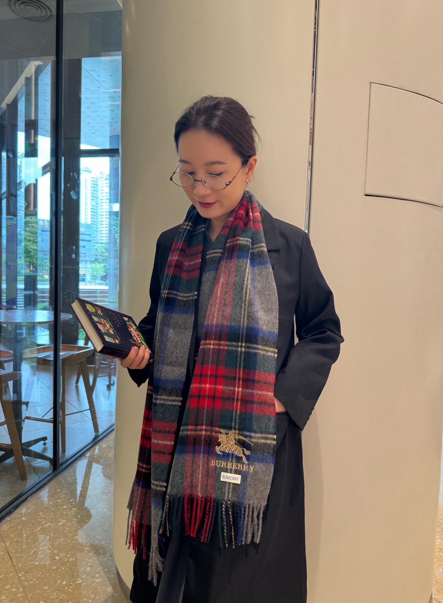 NO:711436,The exquisite war horse embroidery of Burberry's export order tail goods makes the scarf look more advanced and elegant. The design of high-end scarves has always been simple but super nice. It is very practical and versatile for daily use. The texture is really appreciated by customers. The raw materials are soft and waxy, and the drape is also very good. In short, I really like this expert-level fashion sense. Fashionable people with attitude will definitely like it. Young, fashionable, confident, and attitude. It is beautiful!  This kind of design is more advanced, more grand, and more worthy of recommendation. Size: 30x180 cm, cashmere high version scarf, high version scarf, burberry, burberry19860909Burberry ·巴宝莉出口订单尾货精致的战马刺绣让围巾显得更加高级优雅,高端围巾设计向来都很简约但就是超nice,日常非常实用百搭手感真的非常赞客供原料,软糯,垂感也非常好,总之非常非常喜欢这种高手级别的时髦感,有态度的时髦人一定会喜欢.年轻,时髦,自信,有态度.很美！这样的设计更高级,更大气,更加经得起推荐 尺寸:30x180 cm,羊绒高版本围巾,高版本围巾,burberry,burberry,scarf