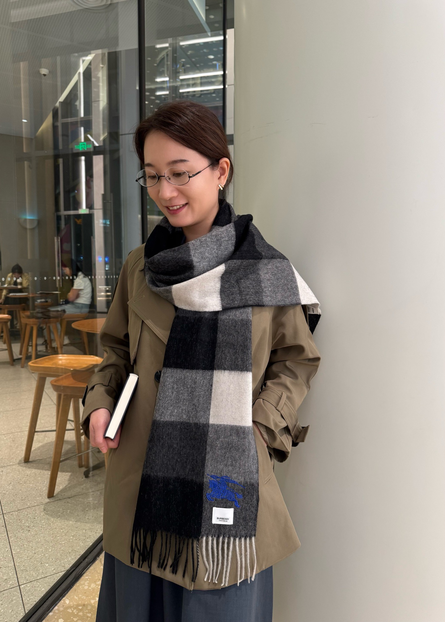 NO:711447,Burberry cashmere plaid is so pretty that it’s so stylish and charming!  !  !  Very tasteful and fashionable autumn and winter items!  I really like it, very Classic design, cashmere, the feel is really amazing!  !  It can be used both reversibly and reversibly, and the upper body effect really looks good no matter how you wear it!  !  This style is really worth buying with your eyes closed. It is unisex and can be easily worn by any age group!  high version scarf, high version scarf, burberry, burberry19860909巴宝莉Burberry羊绒格子好看的要疯掉了,太有型太有魅力了！！！非常品味时尚的秋冬单品！真的很喜欢,非常Classical的设计,羊绒,手感真的绝了！！正反两用,上身效果真的随便怎么围都好看！！这种款式真的闭着眼买,男女通用,任何年龄层都轻松驾驭！高版本围巾,高版本围巾,burberry,burberry,scarf