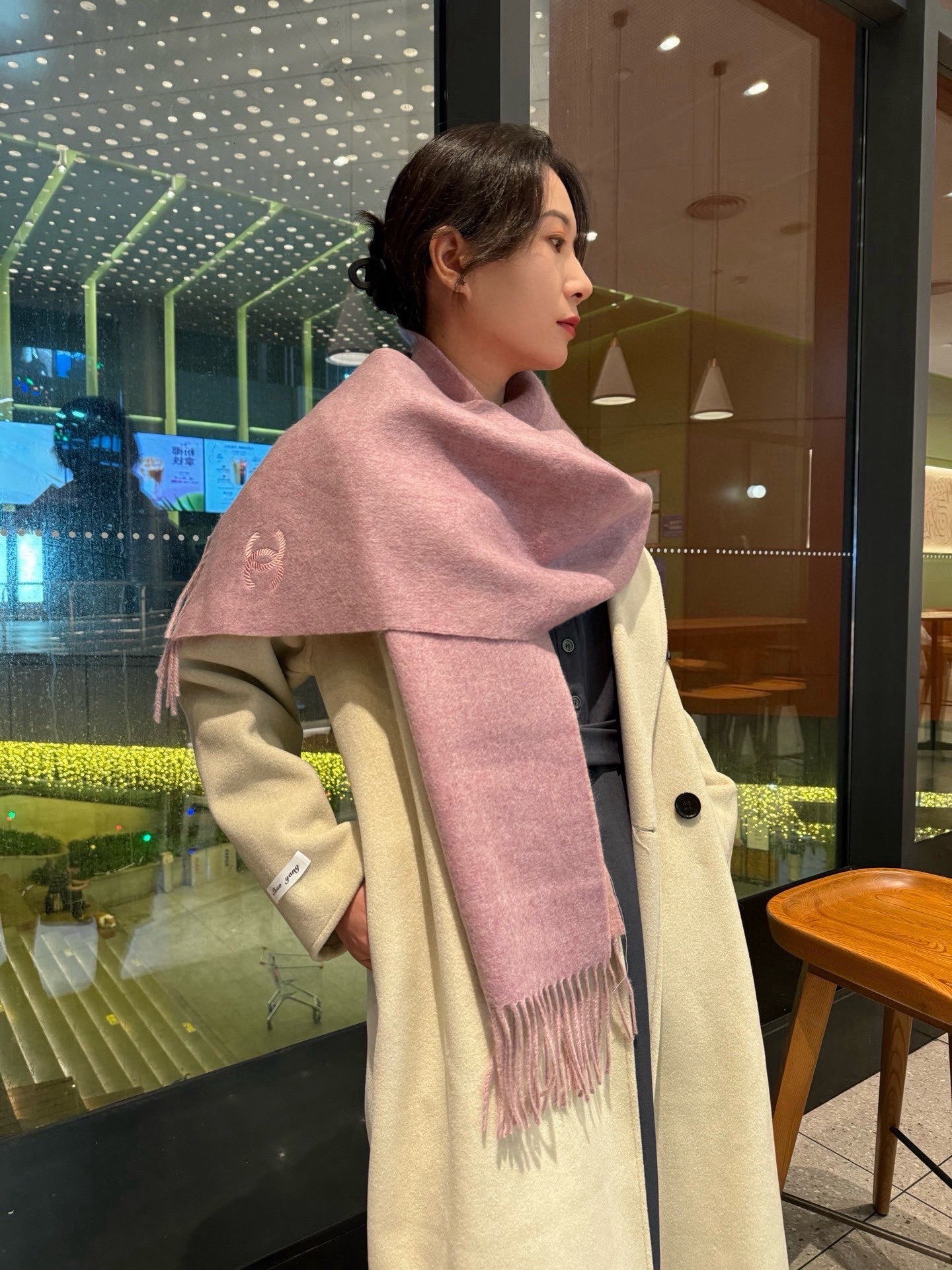 NO:711446,Chanel · Chanel's rare gentle color matching, super obsessed with temperament, low-key, quiet and elegant] High-end, comfortable and fashionable temperament, simple but not simple, full of big-name style, Super Amway Grandma, this soft scarf that touches the heart, is the finishing touch without losing beauty, the color is definitely a bit of a unique fairy, the color is elegant, not enchanting. Specifications: 35 x 180cm high version scarf, high version scarf, chanel, chanel19860909Chanel · 香奈儿难得一见的温柔配色,超级迷恋气质低调恬静又不失优雅】重点推荐高级舒适时髦气质,简约却又不简单,大牌范十足,超级安利香奶奶这款触动内心的柔美围巾,点睛之笔确又不失美感,色彩绝对有点独有的仙气,颜色淡雅,不妖娆规格35 x 180cm高版本围巾,高版本围巾,chanel,chanel,scarf