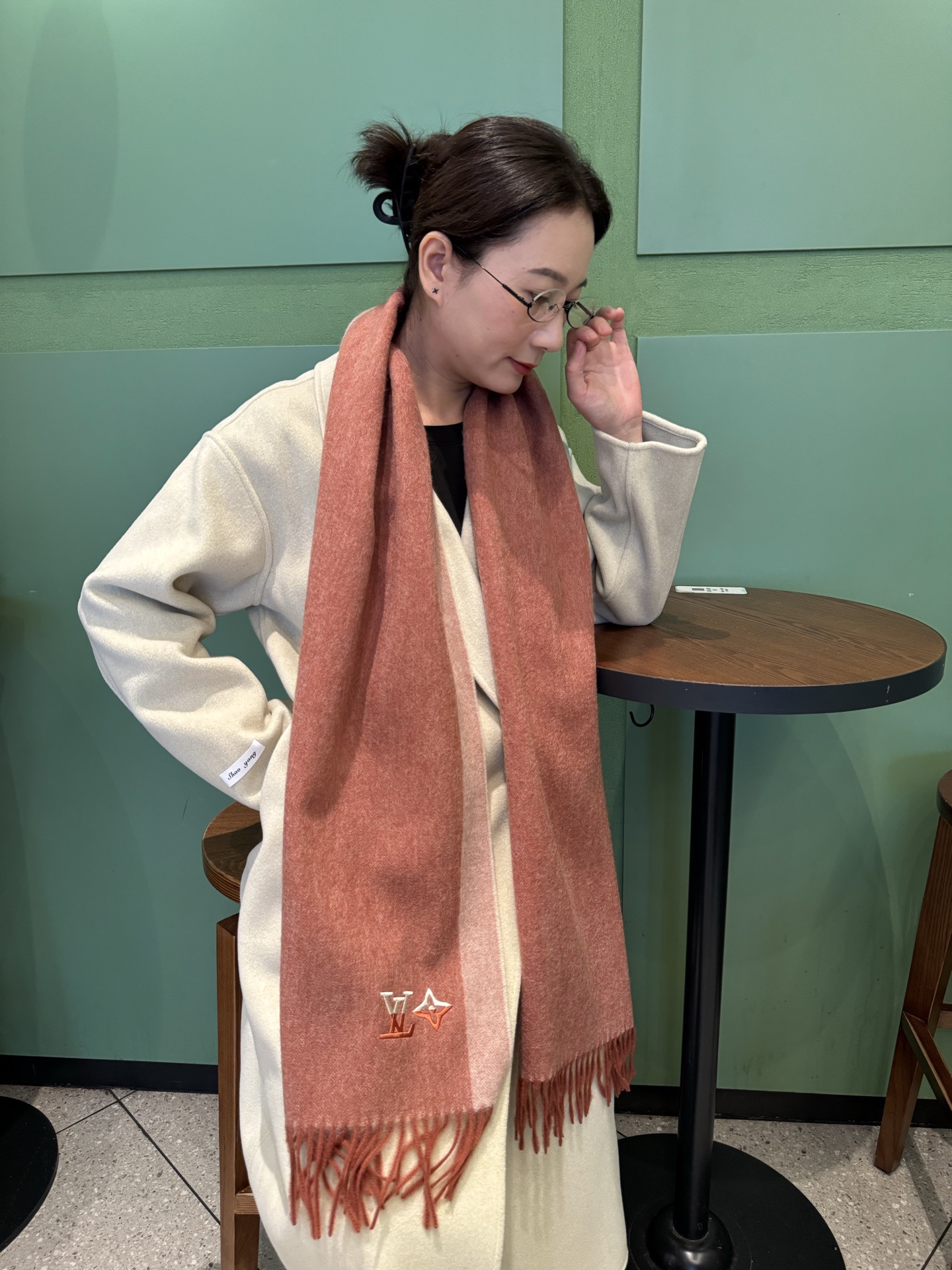 NO:711448,New!  2025 LV cashmere scarf gradient logo rare gentle color matching, low-key yet elegant  A scarf with two styles, high-end, comfortable and fashionable temperament, full of big-name style, Super Amway, this soft scarf that touches the heart, extremely simple color with low-key gradient embroidered logo, the finishing touch without losing the beauty, the pursuit of successful people, the color is absolute, a little unique fairy spirit, the absolute choice for couples, the color is elegant, not enchanting Specifications 30x 180cm high version scarf, high version scarf, louis vuitton19860909上新！2025年LV羊绒围巾 渐变logo难得一见的温柔配色,低调又不失优雅 一条围巾两种风格搭配,高级舒适时髦气质,大牌范十足,超级安利这款触动内心的柔美围巾,极其简单的颜色搭配低调的渐变刺绣logo,点睛之笔确又不失美感,成功人士的追求,色彩绝对,有点独有的仙气,绝对的情侣款不二之选,颜色淡雅,不妖娆规格30x 180cm高版本围巾,高版本围巾,louis vuitton,scarf