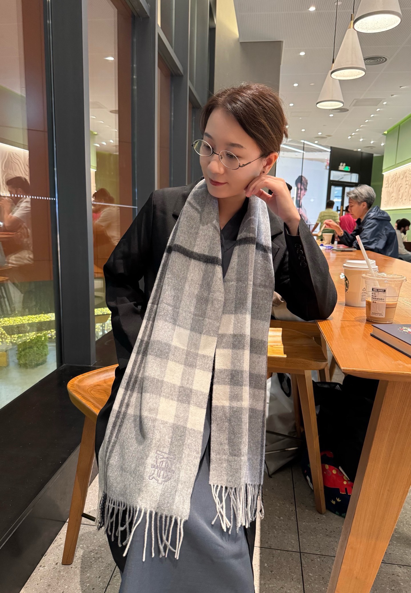 NO:711452,The exquisite embroidery of Burberry's export order tail goods makes the scarf look more high-end and elegant. The design of high-end scarves has always been simple but super nice. It is very practical and versatile for daily use. The texture is really appreciated for the raw materials provided by customers. It is soft and waxy, and the drape is also very good. In short, I really like this expert-level fashion sense. Fashionable people with attitude will definitely like it. Young, fashionable, confident, and attitude. Very beautiful!  This kind of design is more advanced, more grand, and more worthy of recommendation. Size: 30x180 cm high version scarf, high version scarf, burberry, burberry19860909Burberry ·巴宝莉出口订单尾货精致的刺绣让围巾显得更加高级优雅,高端围巾设计向来都很简约但就是超nice,日常非常实用百搭手感真的非常赞客供原料,软糯,垂感也非常好,总之非常非常喜欢这种高手级别的时髦感,有态度的时髦人一定会喜欢.年轻,时髦,自信,有态度.很美！这样的设计更高级,更大气,更加经得起推荐 尺寸:30x180 cm高版本围巾,高版本围巾,burberry,burberry,scarf