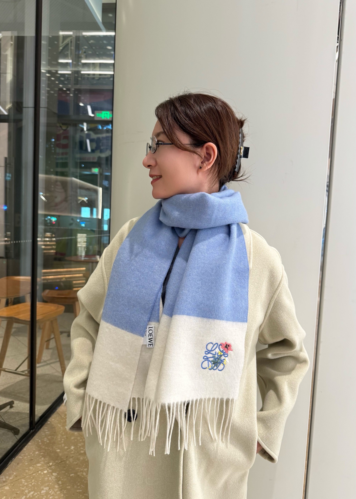 NO:711454,Loewe. Loewe. If you like good-looking and high-quality products, you can buy them. Loewe's soft scarf touches the depths of your heart and is matched with eye-catching embroidery of flowers and birds. It is a touch of beauty without losing the beauty!  Items for celebrities are full of elegance no matter how they are paired with each other. The top-quality cashmere rippled scarf feels soft, delicate and incomparable. In short, both the fabric and the craftsmanship feel very high-end at first sight!  You must know that this type of goods is only produced in small quantities, and this batch of orders is also monitored very strictly. The quantity that comes out is very small, some are fast, some are slow, no size 30*180cm cashmere high version scarf, high version scarf, loewe, loewe19860909Loewe.罗意威 .喜欢有颜值,高质量的亲可入手,Loewe这款触动内心深处柔美围巾精致花鸟刺绣搭配抢眼,点晴之笔确又不失美感！名媛单品,无论怎么搭配都是满满的气质感,极品山羊绒水波纹小围巾手感柔软细腻炒鸡无敌,总之无论是面料还是工艺都是那种一看就很高级的感觉！要知道这类货也只有少量生产,这批订单也是监控超级严格流出来的数量极少手快有手慢无size30*180cm羊绒高版本围巾,高版本围巾,loewe,loewe,scarf