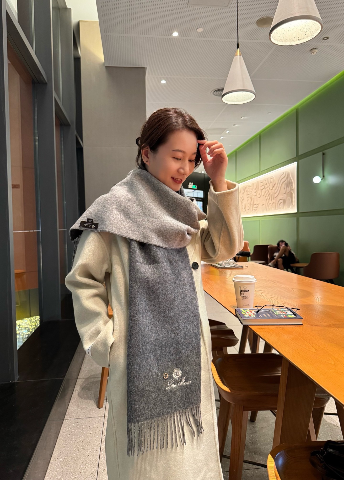 NO:711437,Loro Piana ·  Nuoyoupanya official website is on sale at the same time, the last order of the trading company, the best cashmere scarf and shawl, the key recommendation is the double-sided color matching of cashmere, a scarf with two styles, high-end, comfortable and fashionable temperament, a niche name, but full of big-name style, Super Amway this touches the heart  Feminine scarf, extremely simple color with eye-catching color-changing logo, the finishing touch without losing the beauty, the pursuit of successful people, the color is absolute, a bit unique and fairy-like, the absolute choice for couples, the color is elegant, not enchanting, specifications 35x  180cm high version scarf, high version scarf, loro piana, shawls19860909Loro Piana · 诺悠翩雅官网同步发售,贸易公司尾单,极品羊绒围巾披肩,重点推荐羊绒双面配色,一条围巾两种风格搭配,高级舒适时髦气质,名小众,却大牌范十足,超级安利这款触动内心的柔美围巾,极其简单的颜色搭配抢眼的变色logo,点睛之笔确又不失美感,成功人士的追求,色彩绝对,有点独有的仙气,绝对的情侣款不二之选,颜色淡雅,不妖娆规格35x 180cm高版本围巾,高版本围巾,loro piana,shawls,scarf