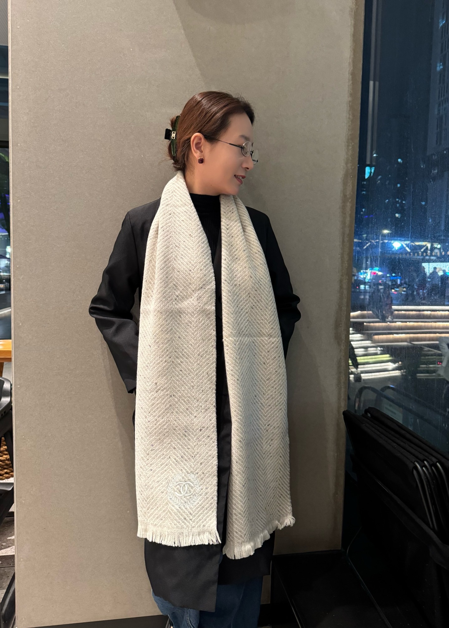 NO:711440,Chanel's 2025 new models are so beautiful that they are blowing up the streets. Girls, hurry up and buy them!  It is still a unique color tone of Chanel. It is really an invincible classic. It is not a tacky bleached color. It is the original color, a high-end color with a little bit of rice. ~ 100% pure cashmere ~ It is hard to put it down, and it feels as soft as a cloud. If you see the real thing, you will know that it makes all scarves eclipse, and it will be a C-level wherever you take it!  It's so soft that your skin melts when it comes in contact, and it won't prick at all!  Specification 35*180 high version scarf, high version scarf, chanel19860909香奈儿2025美到炸街的新款 姑娘们赶紧入手啦！ 依旧是香奈儿独有的色调 真的是无敌经典.不是俗气的漂白.就本色调,带点米的高级配色.～百分百纯山羊绒～让人爱不释手,触感如云朵般柔软.如果你看到实物,就知道什么是让所有围巾黯然失色,带上她到哪都是C位！接触皮肤软到心都化了,一点也不会扎！ 规格35*180高版本围巾,高版本围巾,chanel,scarf