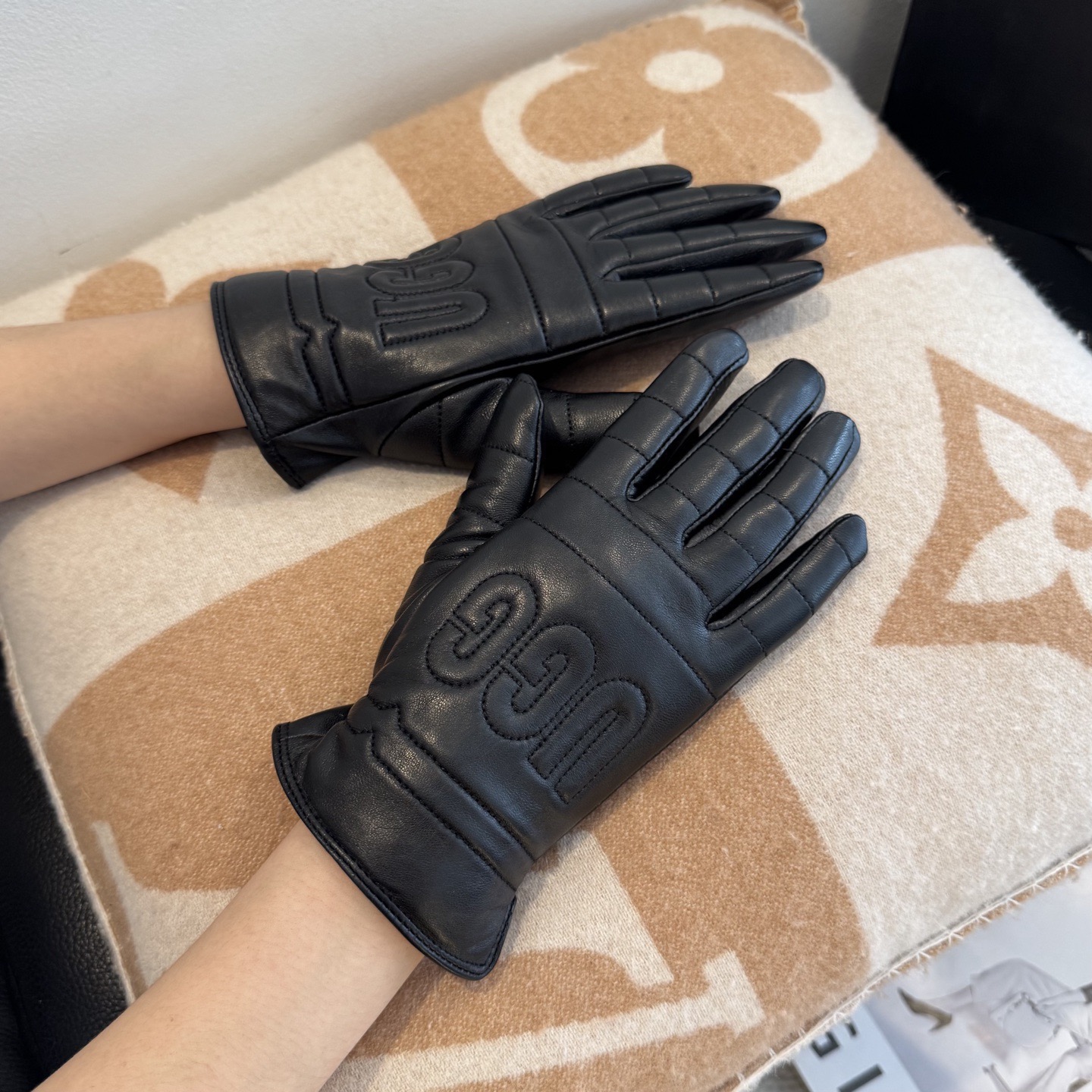 NO:718430,Batch 2025 new exclusive first-release UGG touch screen gloves (original order quality) The official website is synchronized with women's new high-end sheepskin gloves. The goddess's first choice. Don't miss 100% imported sheepskin. The leather is fine and soft. Pay attention to the imported sheepskin's unique feel and cashmere lining to keep warm. The original customized top-notch workmanship does not miss the authentic version in any detail. Counter one to one. Comes with box. Size M L gloves, gloves, sheepskin, gloves.19860909批 2025新款独家首发UGG触屏手套（原单品质】官网同步女士新款高档羊皮手套女神首选 不可错过百分百选用进口羊皮 皮质细腻柔软 认准进口羊皮特有手感羊绒内里保暖更佳 原版定制顶级做工任何细节都不放过正品开版 专柜一比一 配盒子 码数Ｍ L手套,手套,sheepskin,gloves,accessory