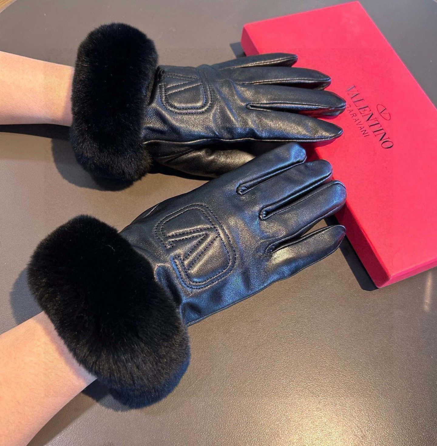 NO:718526,Batch of 2025 new exclusive first release Valentino VALENTINO long lazy rabbit fur touch screen women's gloves [original order quality] official website synchronization of women's new high-end sheepskin gloves, the goddess's first choice. Don't miss it, 100% imported sheepskin, the sheepskin is delicate and soft, look for the imported sheepskin's unique feel, cashmere lining for better warmth, top-notch workmanship, no details are spared, genuine open edition, one to one counter, with box, size M  L gloves, gloves, valentino, valentino, sheepskin, gloves19860909批 2025新款独家首发华伦天奴VALENTINO长款懒兔毛触屏女款手套【原单品质】官网同步女士新款高档羊皮手套女神首选 不可错过百分百选用进口羊皮羊皮质细腻柔软 认准进口羊皮特有手感羊绒内里保暖更佳 顶级做工任何细节都不放过正品开版 专柜一比一 配盒子 码数Ｍ L手套,手套,valentino,valentino,sheepskin,gloves,accessory