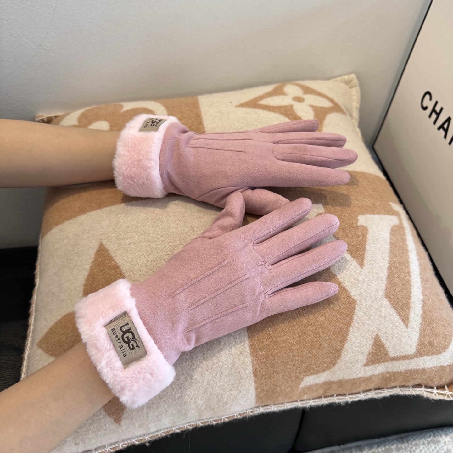 NO:718535,Batch UGG2025 autumn and winter lazy rabbit wool wool gloves worth comparing the same style with different qualities, quickly killing poor products on the market, wool ten lazy rabbit fur lining with velvet, classic and timeless style. If you like it, you can buy it, this quality can be used next year after using it this year [Happy] [Happy] [Happy] Comes with box size, one-size-fits-all gloves, gloves, gloves19860909批 UGG2025秋冬懒兔毛羊毛手套值得对比同款不同品质,秒杀市场差产品,羊毛十懒兔毛内里加绒 经典不过时款.喜欢可以入手了,这种品质的今年用了明年还能用 [愉快][愉快][愉快]配盒子码数均码手套,手套,gloves,accessory