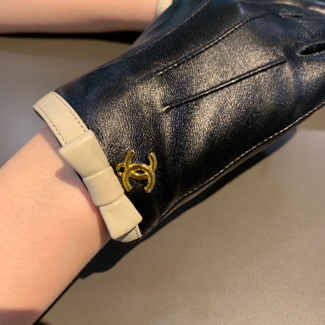 NO:718543,Batch of 2025 new exclusive first touch screen gloves Chanel Chanel [original quality] official website synchronized women's new high-end sheepskin gloves are the first choice of goddesses. Don't miss it, 100% imported sheepskin is used. The leather is fine and soft. Look for imported sheepskin with a special feel and cashmere lining to keep warm. Goddess Jimei must have top-notch workmanship. No detail is spared. Authentic open version. Counter one to one. Packaging size M  L gloves, gloves, chanel, chanel, sheepskin, gloves19860909批 2025新款独家首发触屏手套 Chanel香奈儿【原单品质】官网同步女士新款高档羊皮手套女神首选 不可错过百分百选用进口羊皮 皮质细腻柔软 认准进口羊皮特有手感羊绒内里保暖更佳 女神集美们们必备顶级做工任何细节都不放过正品开版 专柜一比一 配包装 码数Ｍ L手套,手套,chanel,chanel,sheepskin,gloves,accessory