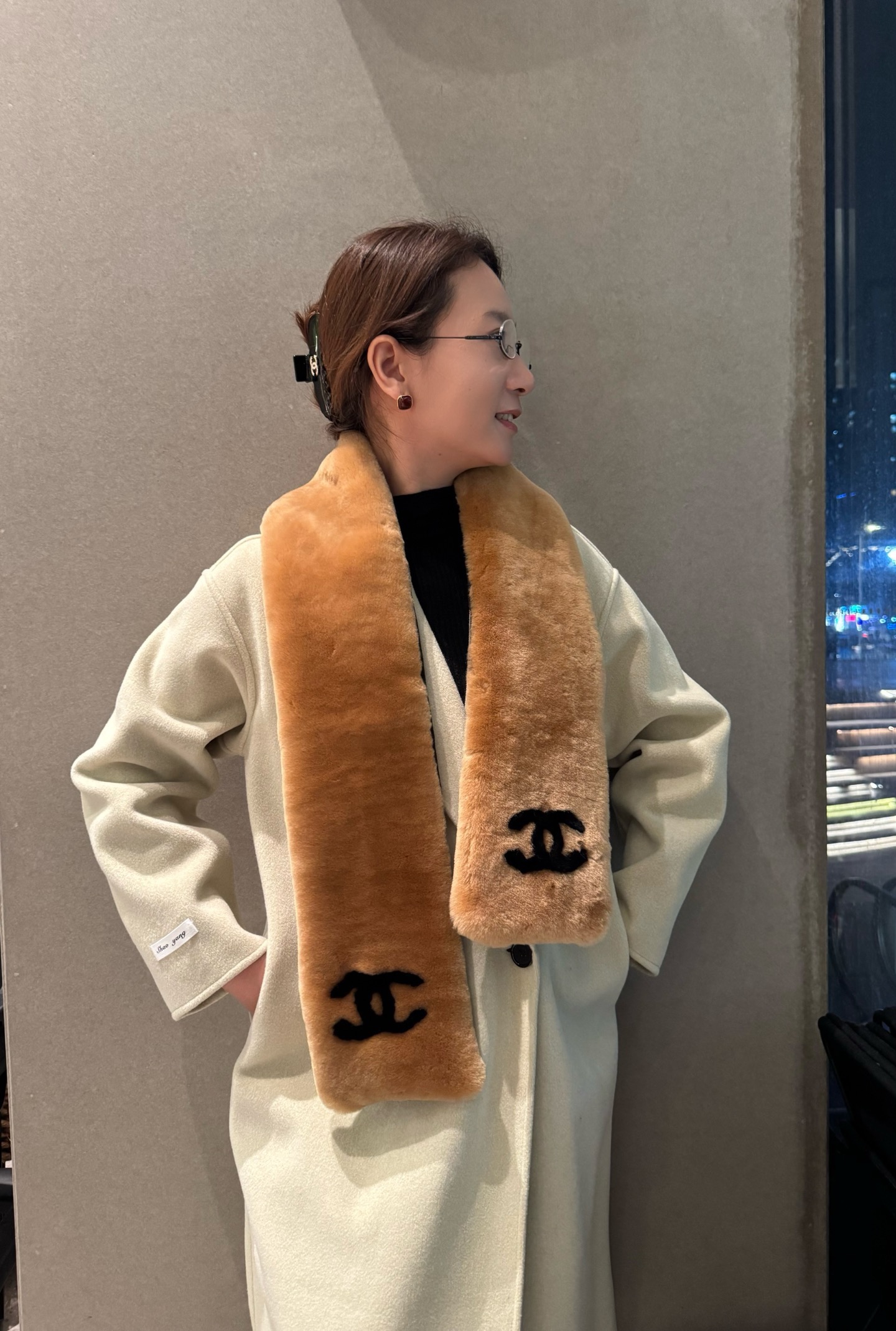 NO:718549,The first batch (set) of wool earmuffs and scarves is worth owning for crazy calls. It is a classic. The beauty of the world, the same style as that of Internet celebrities. Skiing earmuffs, a must-have for daily warmth and travel. The concave shape of skiing is simply awesome. Warm and cheering items. Good looks. 3 colors of super fairy black and white. Can be worn for a lifetime. Classic items that will never go out of style. Gloves, gloves, gloves19860909批（一套）羊毛耳罩围巾疯狂打call值得拥有,经典 人间白富美,网红明星同款 滑雪耳罩,日常保暖出行必备 滑雪日常凹造型简直太赞了 保暖打气物件 高颜值 3色超仙自留黑白两色色 可以戴一辈子不过时的经典单品 手套,手套,gloves,accessory