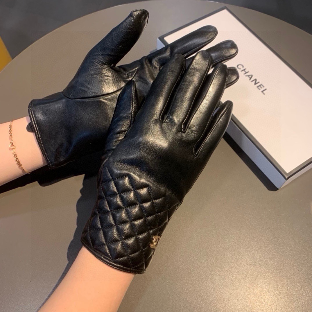 NO:718538,Batch 2025 new exclusive first touch screen gloves Chanel Chanel [original quality] official website synchronized women's new high-end sheepskin gloves are the first choice of goddesses. Don't miss it, 100% imported sheepskin is used. The leather is fine and soft. Pay attention to the imported sheepskin with its special feel and cashmere lining for better warmth. The double-C goddess Jimei must have top-notch workmanship. No detail is spared. Authentic open version. Counter one to one. Comes with box size M  L gloves, gloves, chanel, chanel, sheepskin, gloves19860909批 2025新款独家首发触屏手套 Chanel香奈儿【原单品质】官网同步女士新款高档羊皮手套女神首选 不可错过百分百选用进口羊皮 皮质细腻柔软 认准进口羊皮特有手感羊绒内里保暖更佳 棱格双C女神集美们必备顶级做工任何细节都不放过正品开版 专柜一比一 配盒子码数Ｍ L手套,手套,chanel,chanel,sheepskin,gloves,accessory