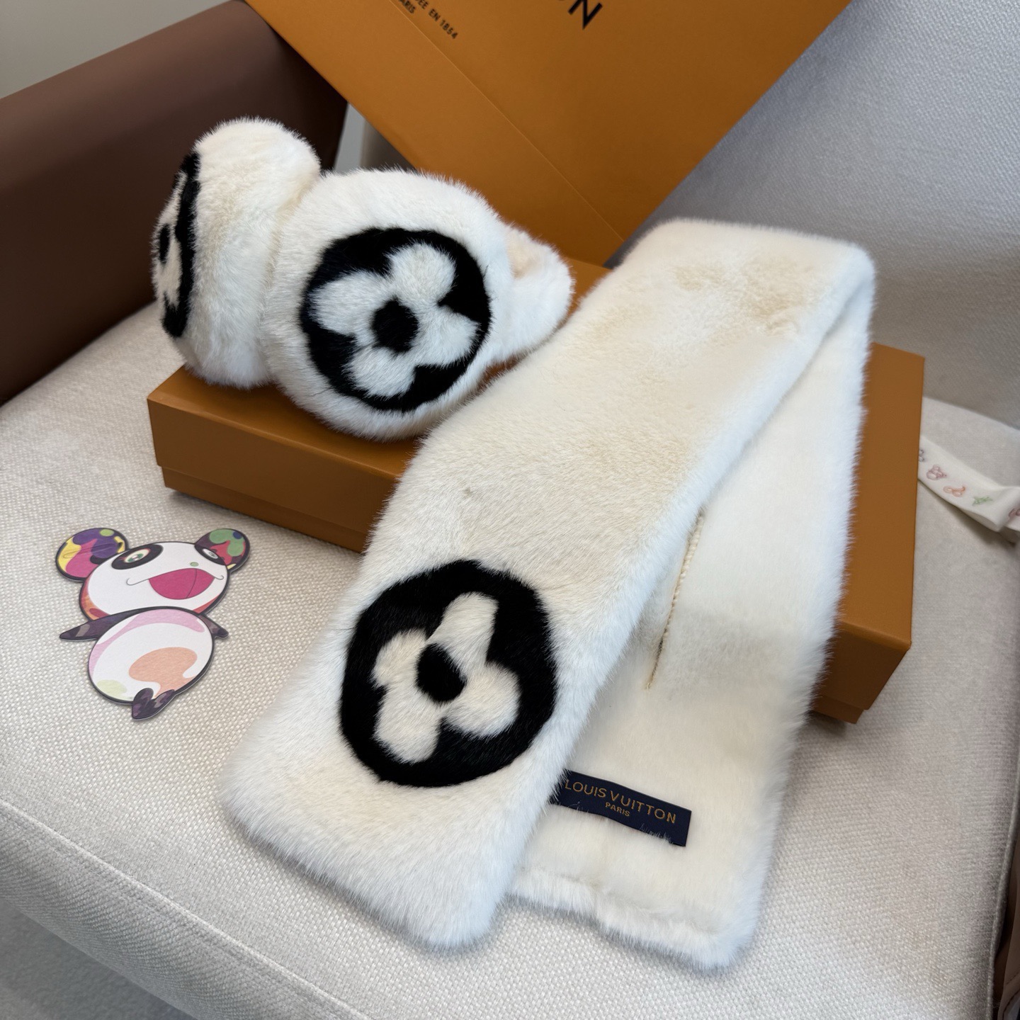 NO:718540,A set of earmuffs and scarves worth owning. The world is beautiful and beautiful, and the same style is used by Internet celebrities. LV skiing earmuffs, a must-have for daily warm travel. The daily sunken shape of skiing is simply amazing. Warm and cheering items. High-looking. 4 colors of super fairy black and white. Classic items that can be worn for a lifetime and will never go out of style. Gloves, gloves, Louis Vuitton, gloves19860909批（一套）耳罩围巾疯狂打call值得拥有 人间白富美,网红明星同款 LV滑雪耳罩,日常保暖出行必备 滑雪日常凹造型简直太赞了 保暖打气物件 高颜值 4色超仙自留黑白两色色 可以戴一辈子不过时的经典单品 手套,手套,louis vuitton,gloves,accessory