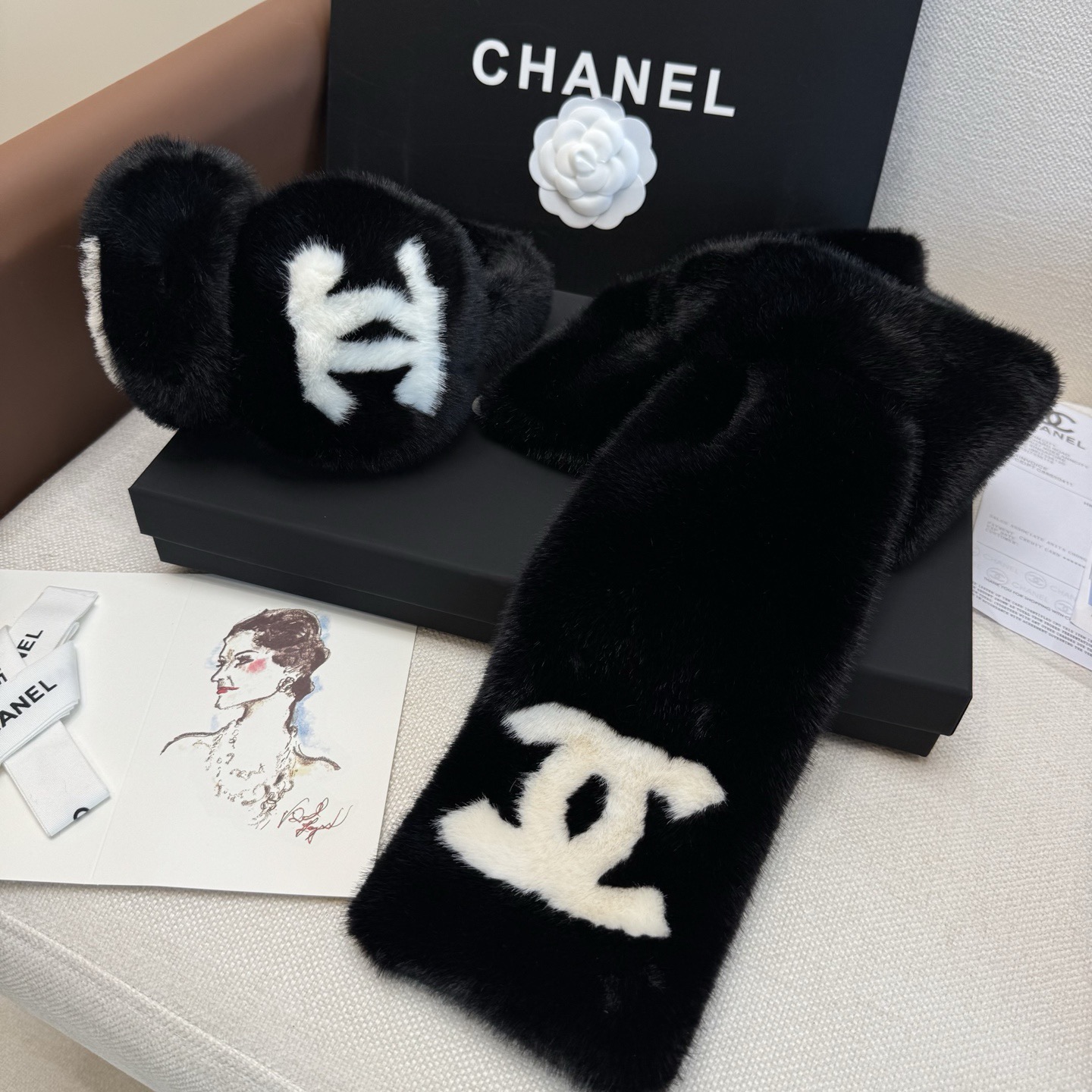 NO:718542,Batch (a set) is worth having for crazy calls. The world is beautiful and beautiful, the same style as the Internet celebrity. Chanel ski earmuffs and scarves, warm. Essential for skiing. The daily concave shape is simply awesome. Warm and cheering items. Good appearance. Five-color classics. Classic items that can be worn for a lifetime and will not go out of style. Gloves, gloves, chanel, gloves19860909批（一套）疯狂打call值得拥有 人间白富美,网红明星同款 香奈儿滑雪耳罩围巾,保暖 必备滑雪日常凹造型简直太赞了 保暖打气物件 高颜值 五色经典 可以戴一辈子不过时的经典单品 手套,手套,chanel,gloves,accessory