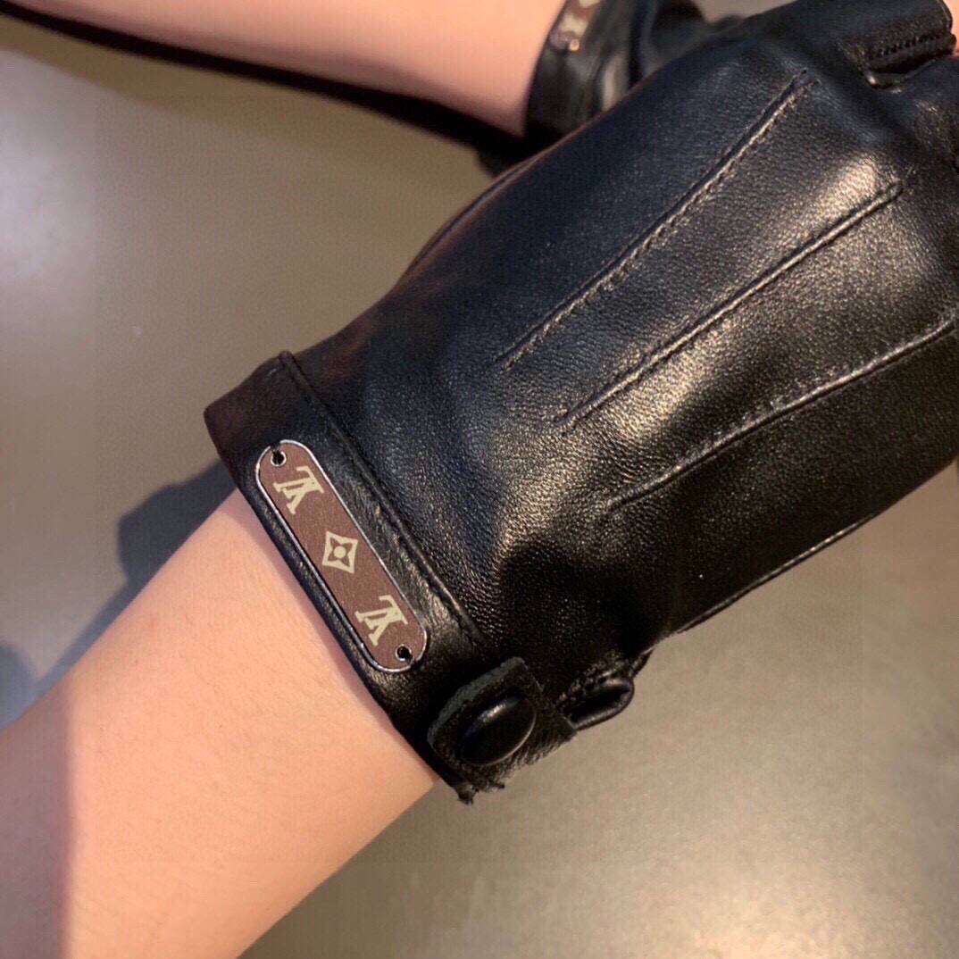 NO:718559,Batch 2025 LV new short gloves, fashionable motorcycle gloves, new autumn and winter cloth lining, fashionable, super comfortable, soft and versatile!  Jimei goddess must accessory box size ML gloves, gloves, louis vuitton, gloves19860909批 2025LV新品短款手套,时尚机车手套,秋冬新品布内里,时尚上手超舒适柔软、百搭！集美女神必备配盒子码数ML手套,手套,louis vuitton,gloves,accessory