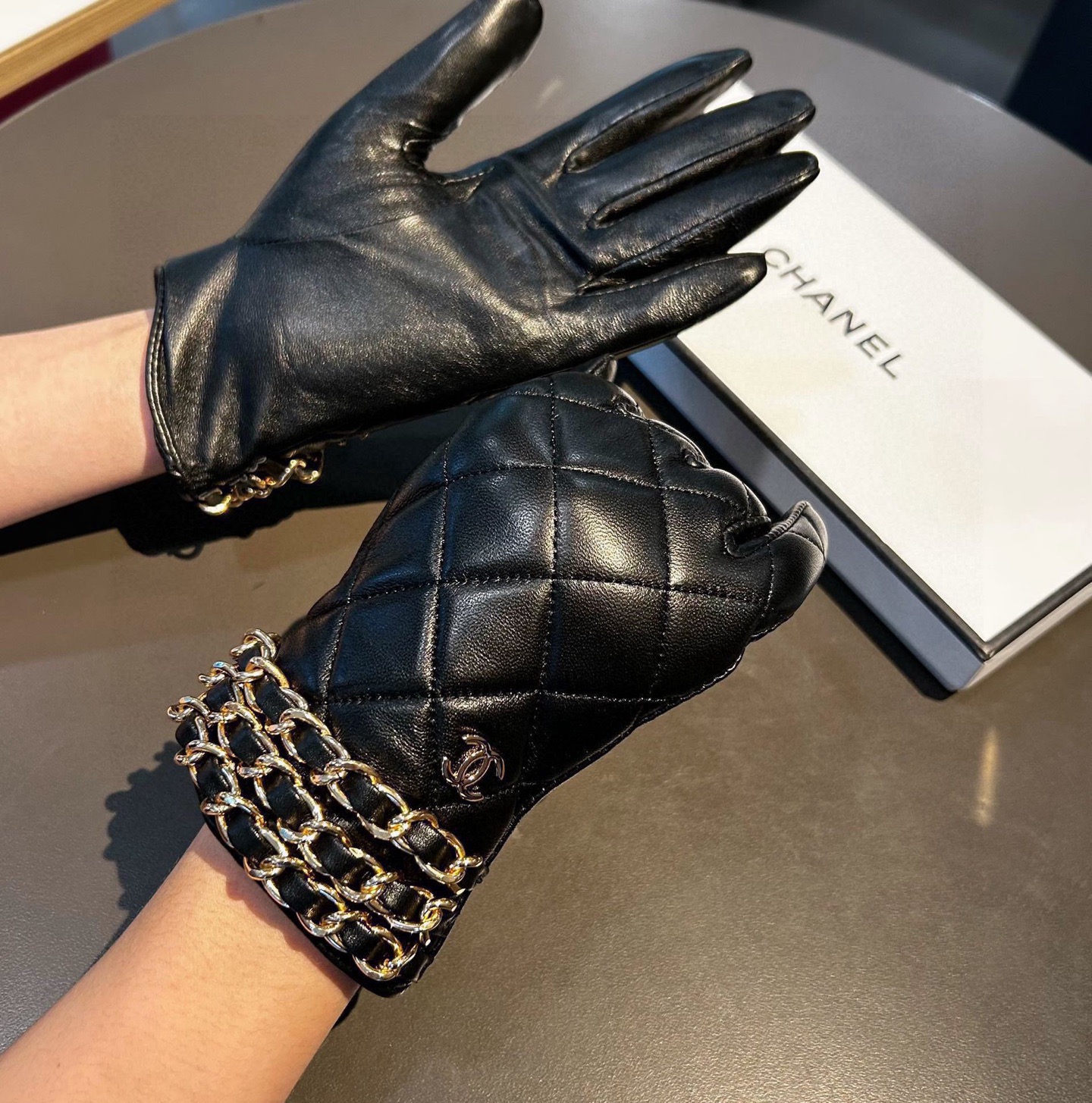 NO:718403,Batch Chanel Chanel 2025 Large Double C Chain Autumn and Winter Motorcycle Gloves. They are beautiful and worth comparing the same model with different qualities. It kills the poor products in the market. Imported first-grade sheepskin is a classic and timeless style. If you like it, you can buy it. You can use this quality this year and you can use it next year. [Happy] [Happy] [Happy] Code number ML gloves, gloves, chanel, chanel, sheepskin, gloves19860909批 Chanel 香奈儿2025大双C链条秋冬机车手套美美滴值得对比同款不同品质,秒杀市场差产品,进口一级羊皮经典不过时款.喜欢可以入手了,这种品质的今年用了明年还能用 [愉快][愉快][愉快]码数ML手套,手套,chanel,chanel,sheepskin,gloves,accessory