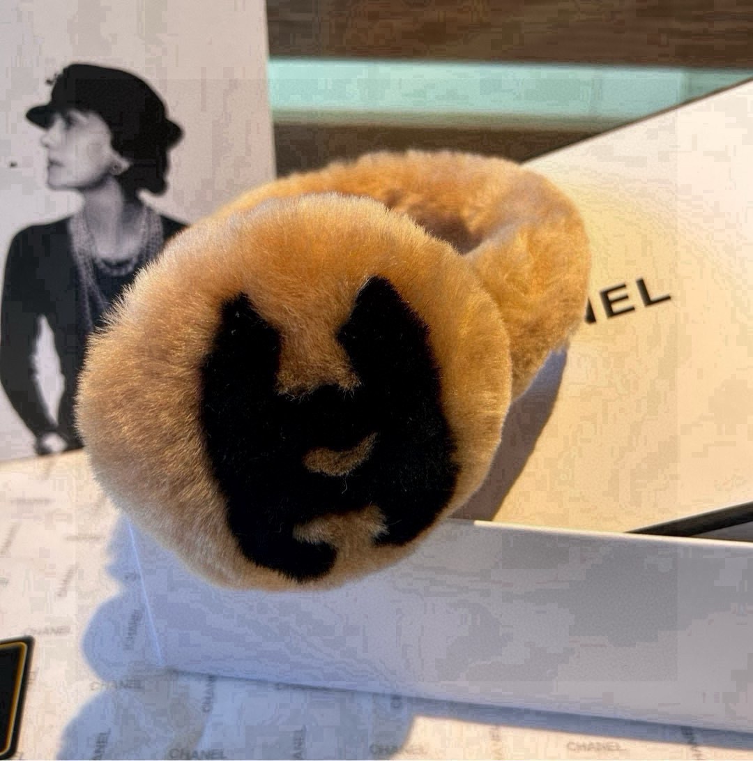 NO:718413,Batch, the same style for men and women is worth having. The world is beautiful and beautiful, and the same style is used by Internet celebrities. Chanel ski earmuffs, a must-have for daily warmth and travel. The daily sunken shape of skiing is simply amazing. Warm and cheering items. Good appearance. Reserved black and white color matching. Can be worn for a lifetime. Classic items that will not go out of style. Gloves, gloves, chanel, gloves19860909批、男女同款疯狂打call值得拥有 人间白富美,网红明星同款 香奈儿滑雪耳罩,日常保暖出行必备 滑雪日常凹造型简直太赞了 保暖打气物件 高颜值 自留黑白拼色 可以戴一辈子不过时的经典单品 手套,手套,chanel,gloves,accessory