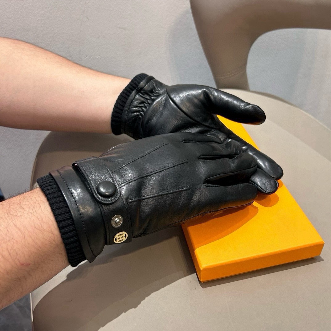 P160👏👏
2025💫爱马仕HERMES男士手套，独家定制，鹿🦌皮纹进口一级羊皮绒里！奢华大方，任何年龄都可以驾驭！🚗配盒子🎁码数、XL、XXL 转图必卖哦！