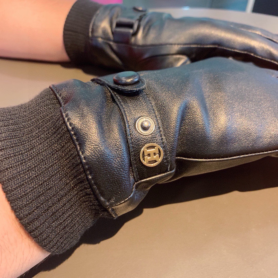 P150👏👏
2025💫爱马仕HERMES男士手套，独家定制，鹿🦌皮纹进口一级羊皮绒里！奢华大方，任何年龄都可以驾驭！🚗配盒子🎁码数、XL、XXL 转图必卖哦！