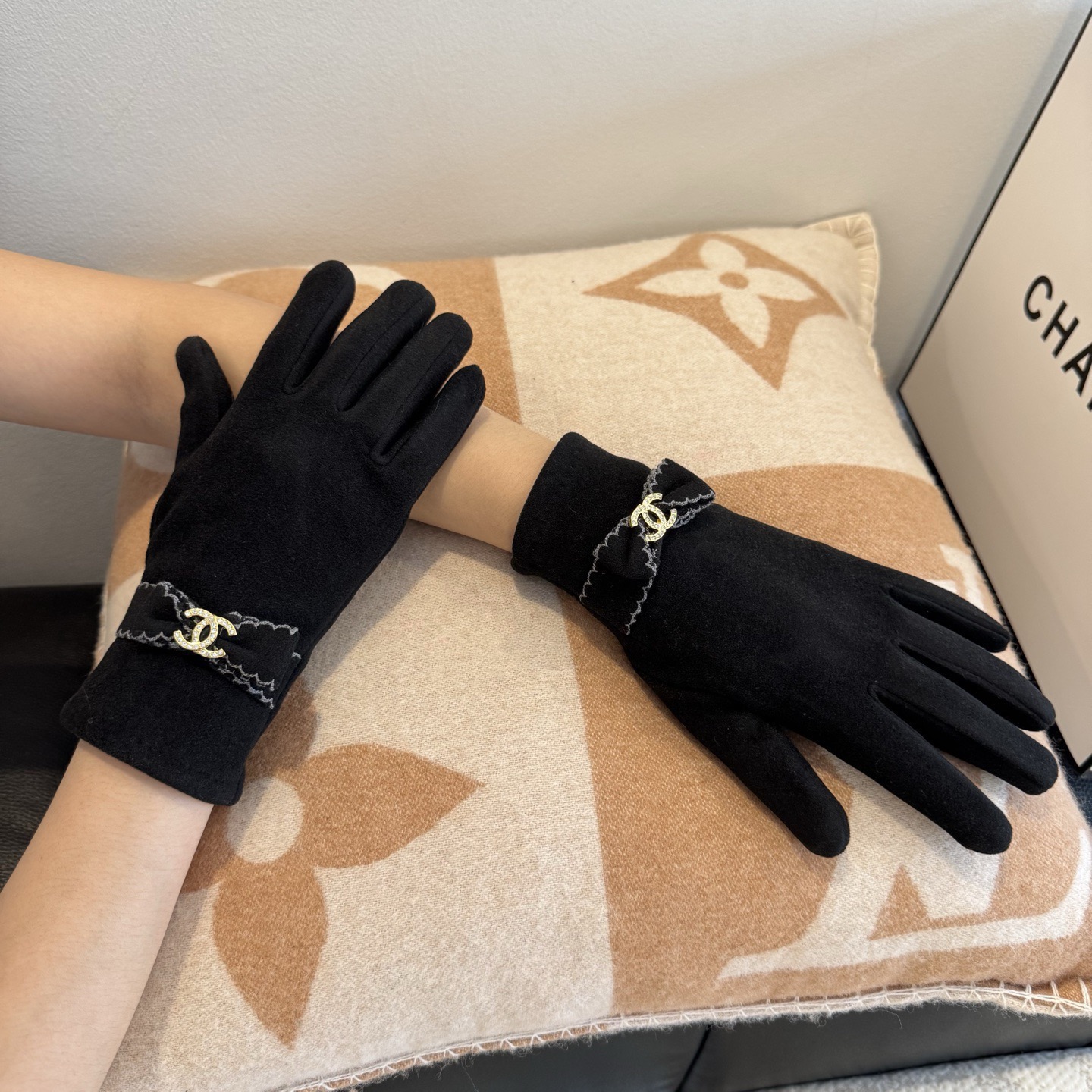 Черные шерстяные перчатки с декоративной брошью Chanel