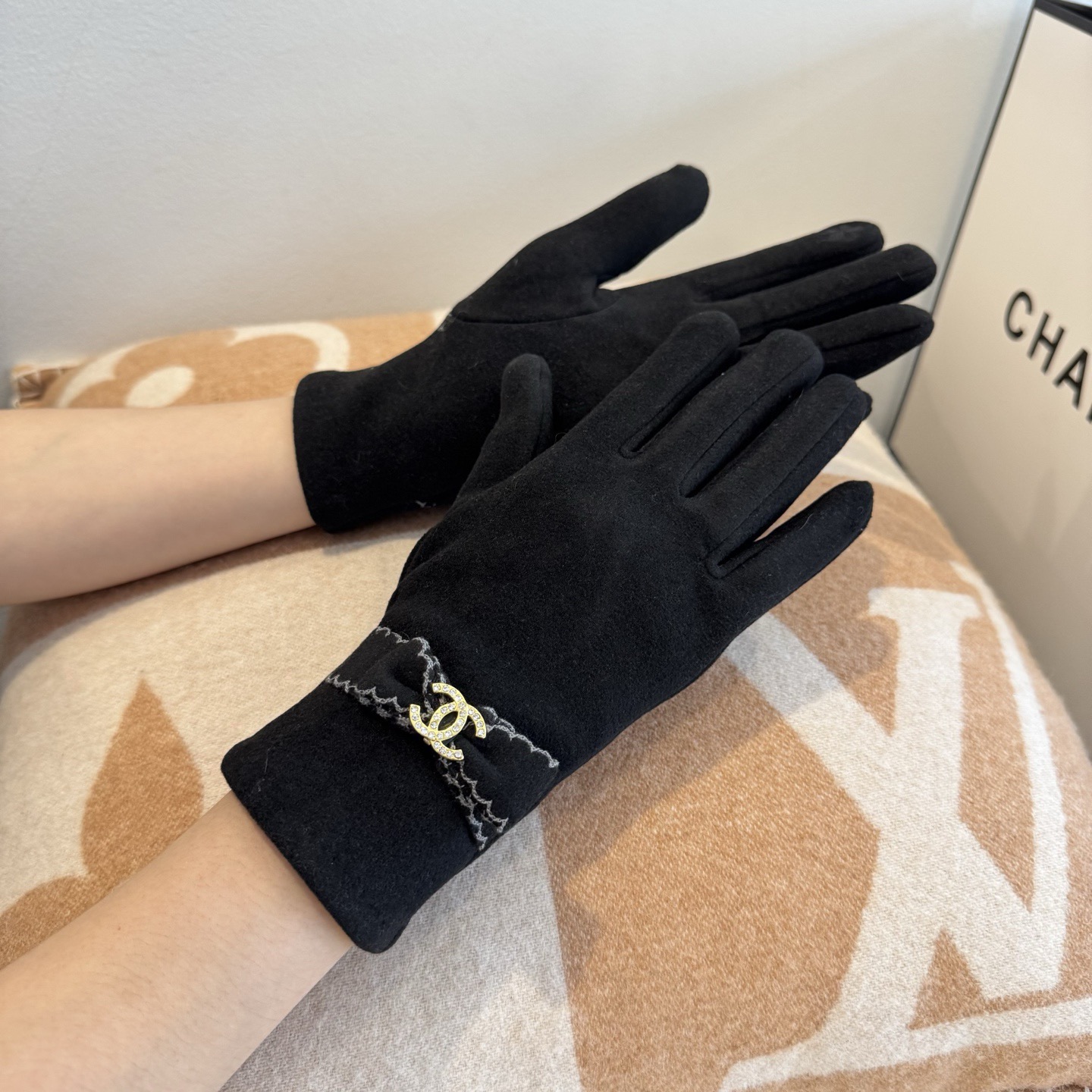 Черные шерстяные перчатки с декоративной брошью Chanel