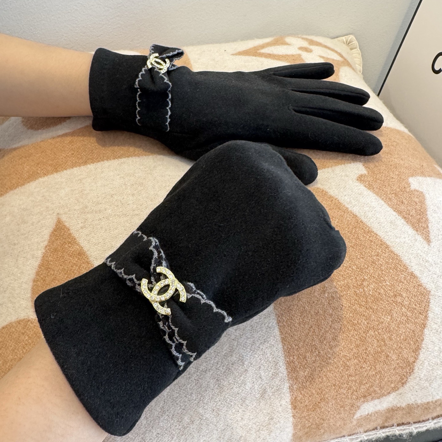 Черные шерстяные перчатки с декоративной брошью Chanel