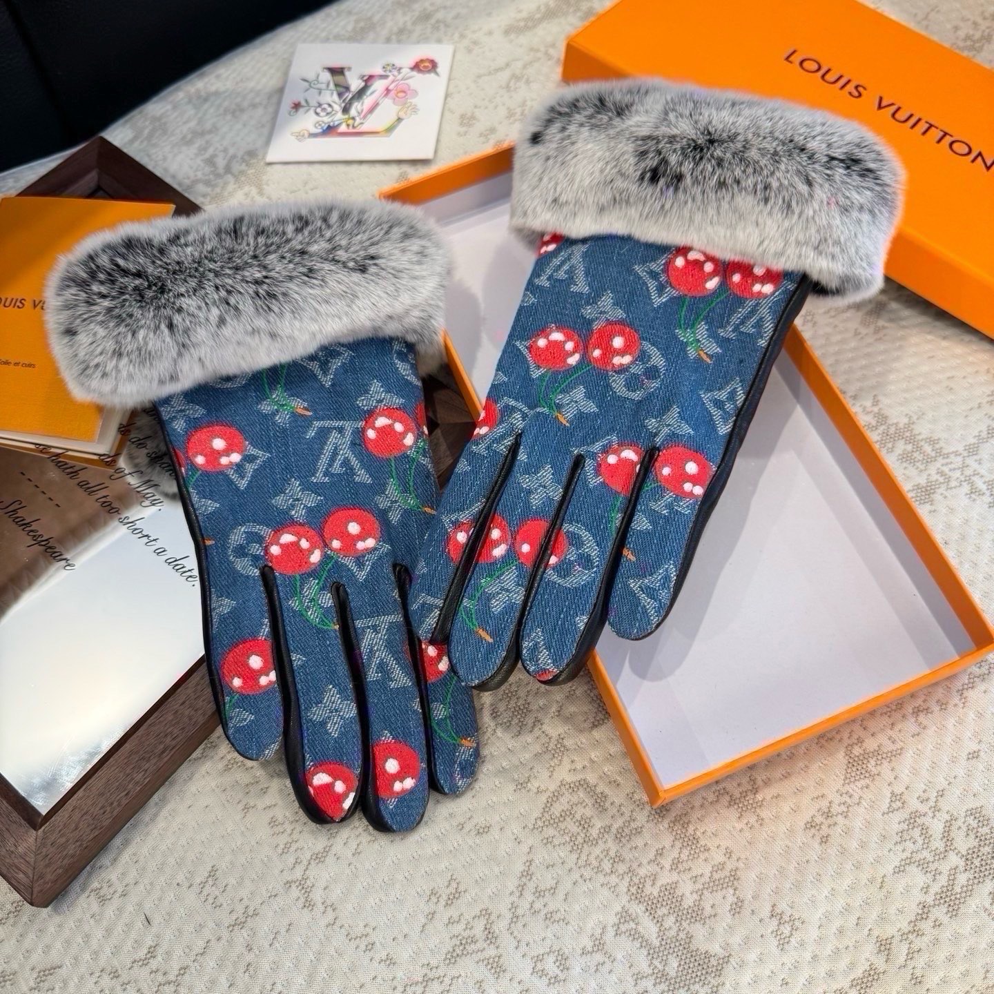 2026🧤LV新品樱桃🍒懒兔毛牛仔配皮手套，时尚机车🚗手套，秋冬新品布内里，时尚🌺上手超舒适柔软、百搭！集美女神必备🌹配