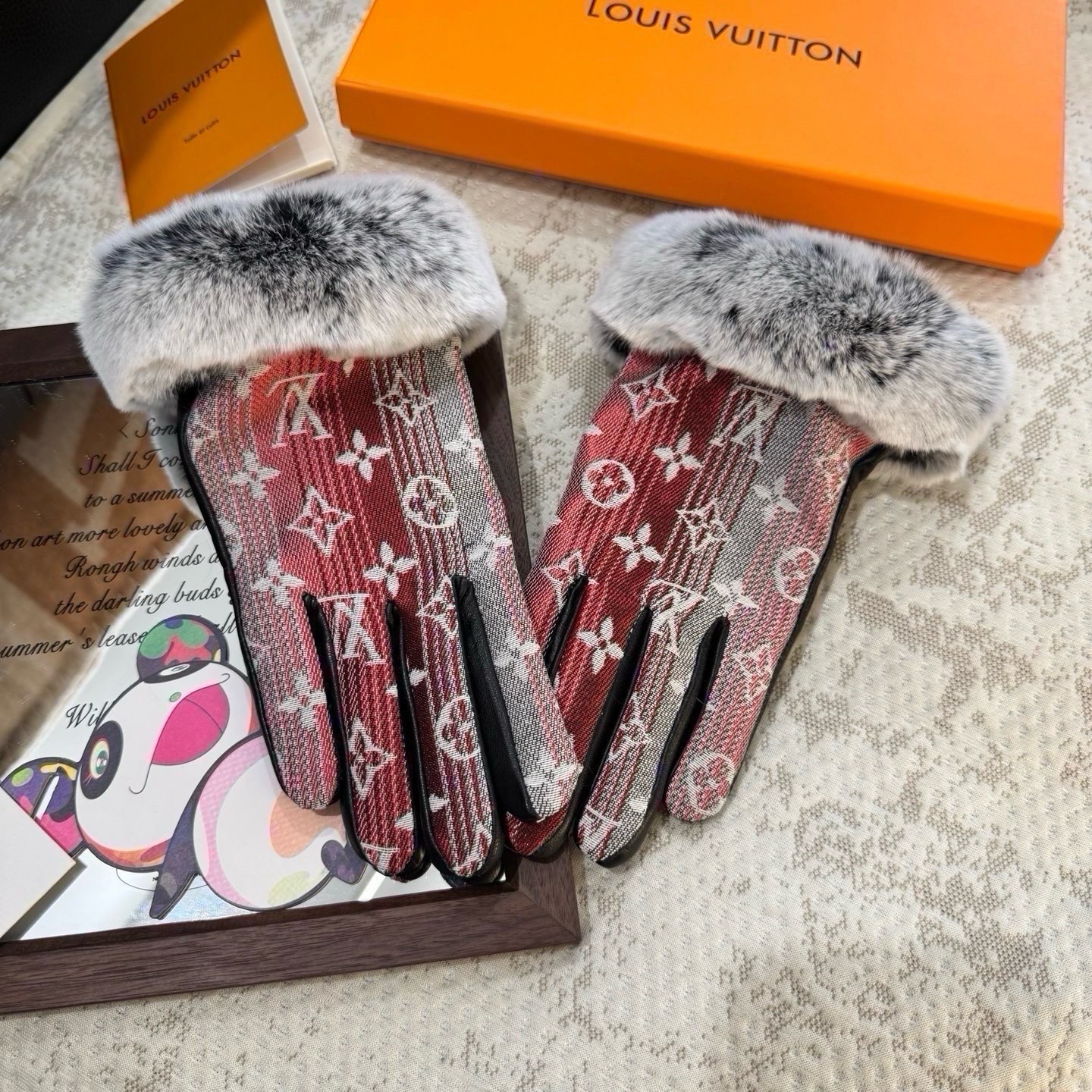 2026🧤LV新品毛口牛仔配皮手套，时尚机车🚗手套，秋冬新品布内里，时尚🌺上手超舒适柔软、百搭！集美女神必备🌹配盒子🎁码