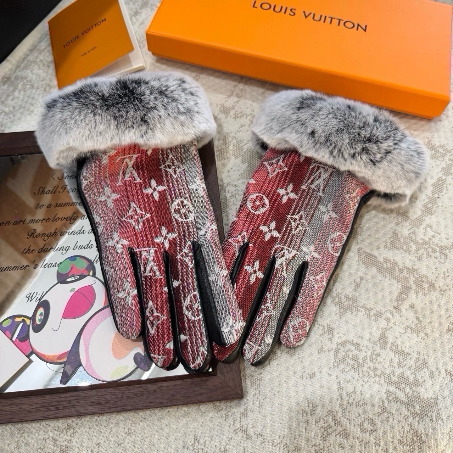 2026🧤LV新品毛口牛仔配皮手套，时尚机车🚗手套，秋冬新品布内里，时尚🌺上手超舒适柔软、百搭！集美女神必备🌹配盒子🎁码