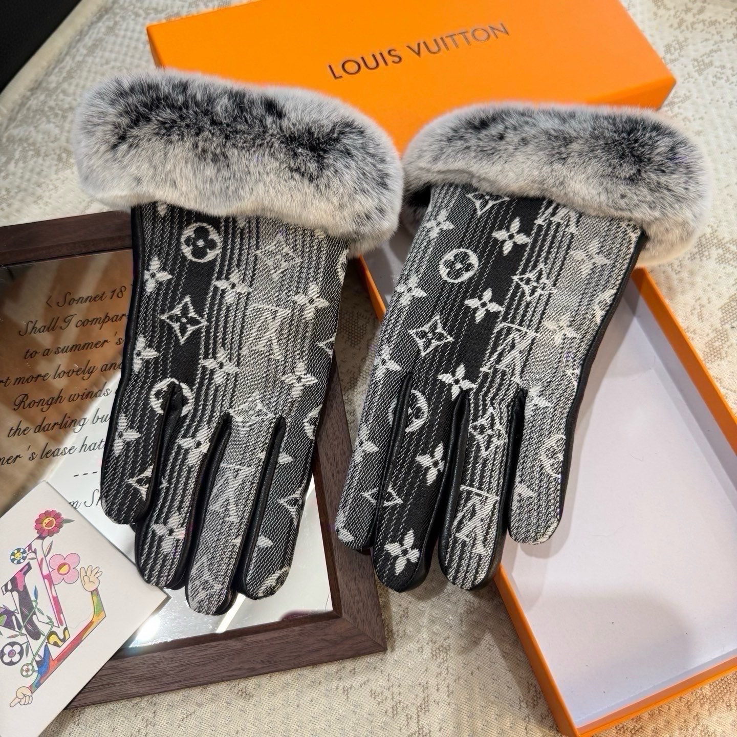 2026🧤LV新品毛口牛仔配皮手套，时尚机车🚗手套，秋冬新品布内里，时尚🌺上手超舒适柔软、百搭！集美女神必备🌹配盒子🎁码