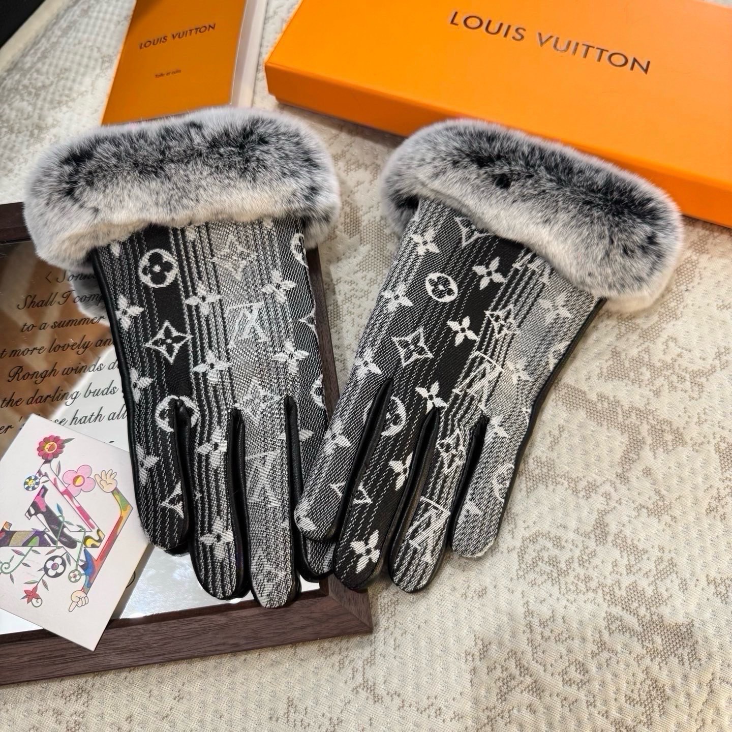 2026🧤LV新品毛口牛仔配皮手套，时尚机车🚗手套，秋冬新品布内里，时尚🌺上手超舒适柔软、百搭！集美女神必备🌹配盒子🎁码