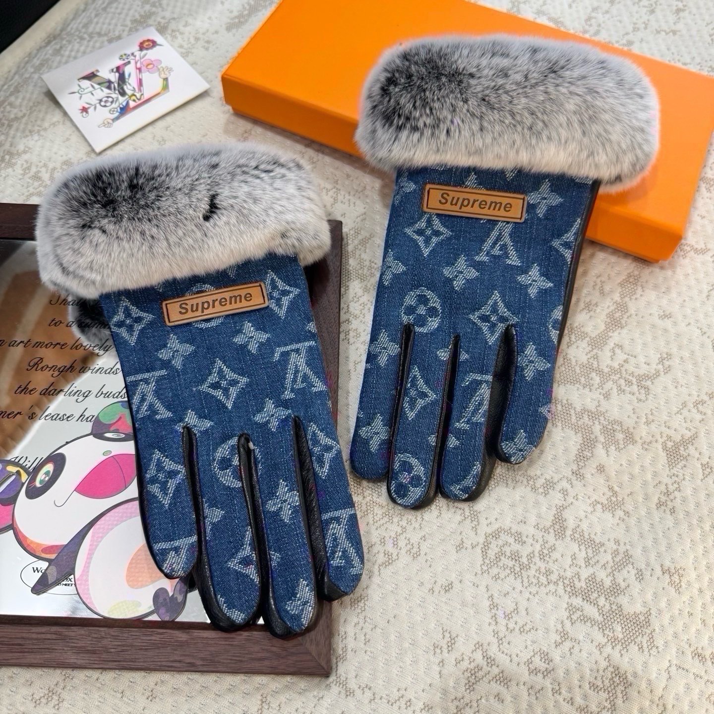 2026🧤LV新品毛口牛仔配皮手套，时尚机车🚗手套，秋冬新品布内里，时尚🌺上手超舒适柔软、百搭！集美女神必备🌹配盒子🎁码