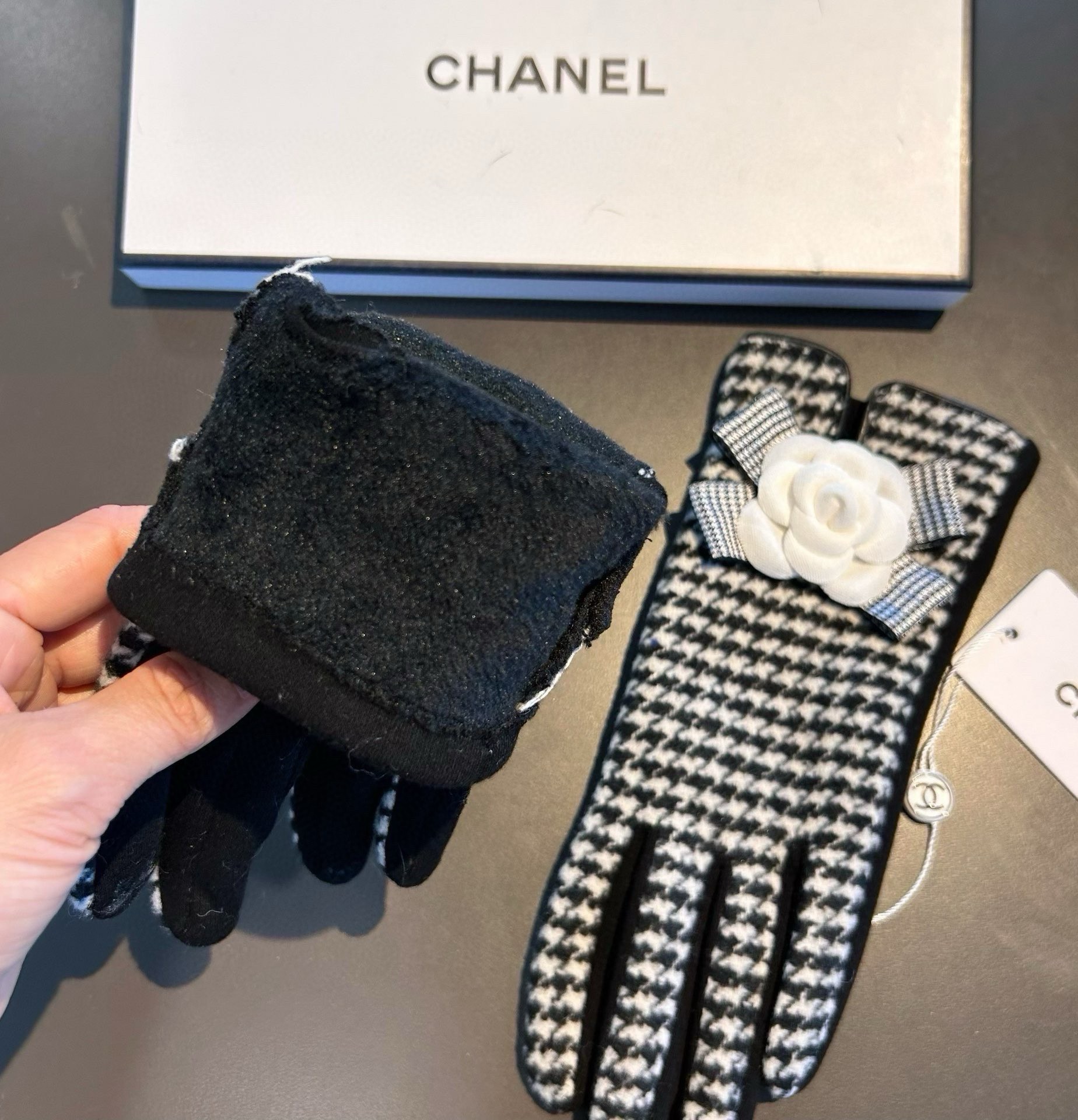 Chanel 香奈儿2026秋冬羊毛手套👍值得对比。。同款不同品质，秒杀市场差产品，羊毛十懒兔毛内里加绒 🙌经典不过时款