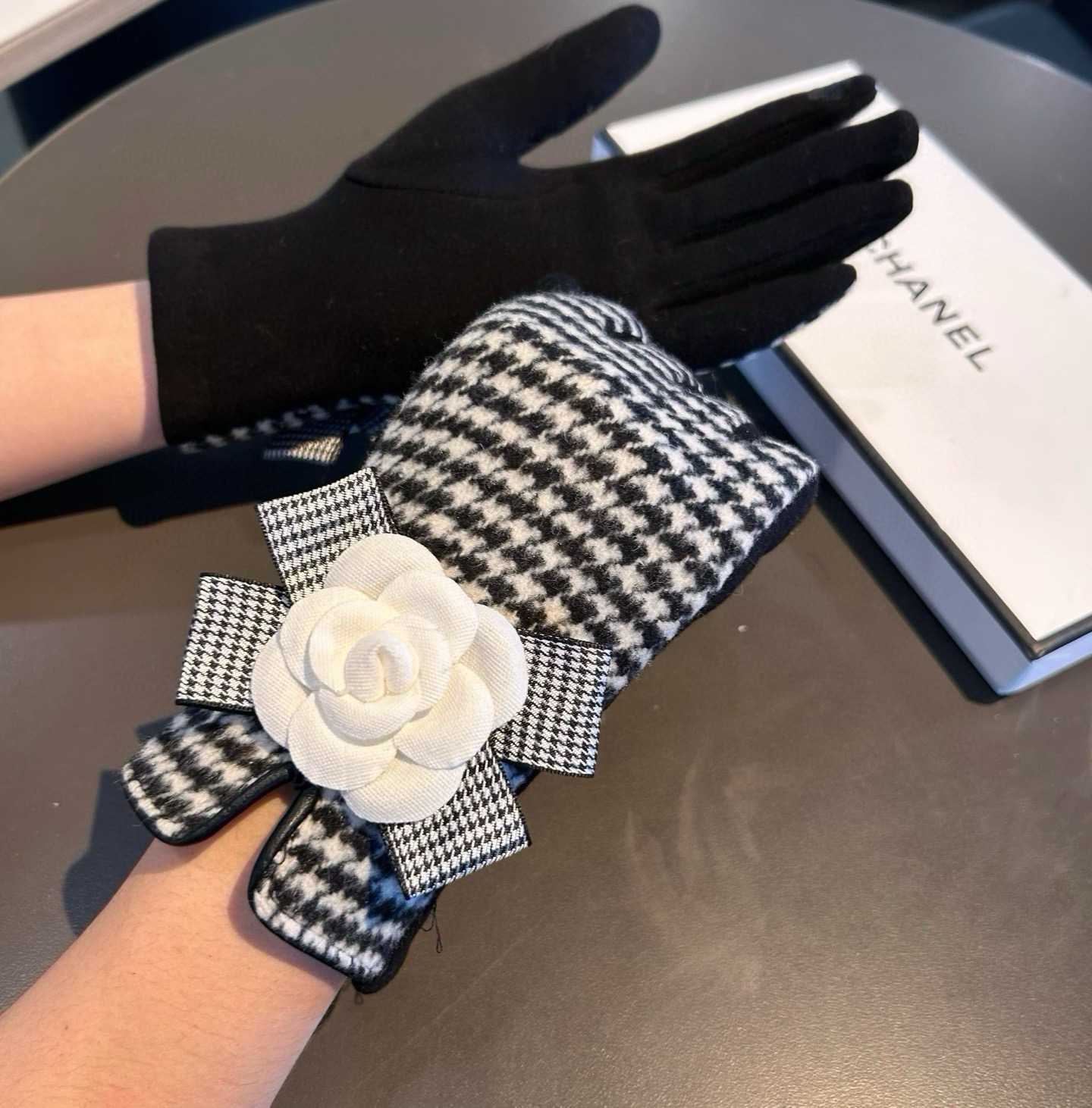 Chanel 香奈儿2026秋冬羊毛手套👍值得对比。。同款不同品质，秒杀市场差产品，羊毛十懒兔毛内里加绒 🙌经典不过时款