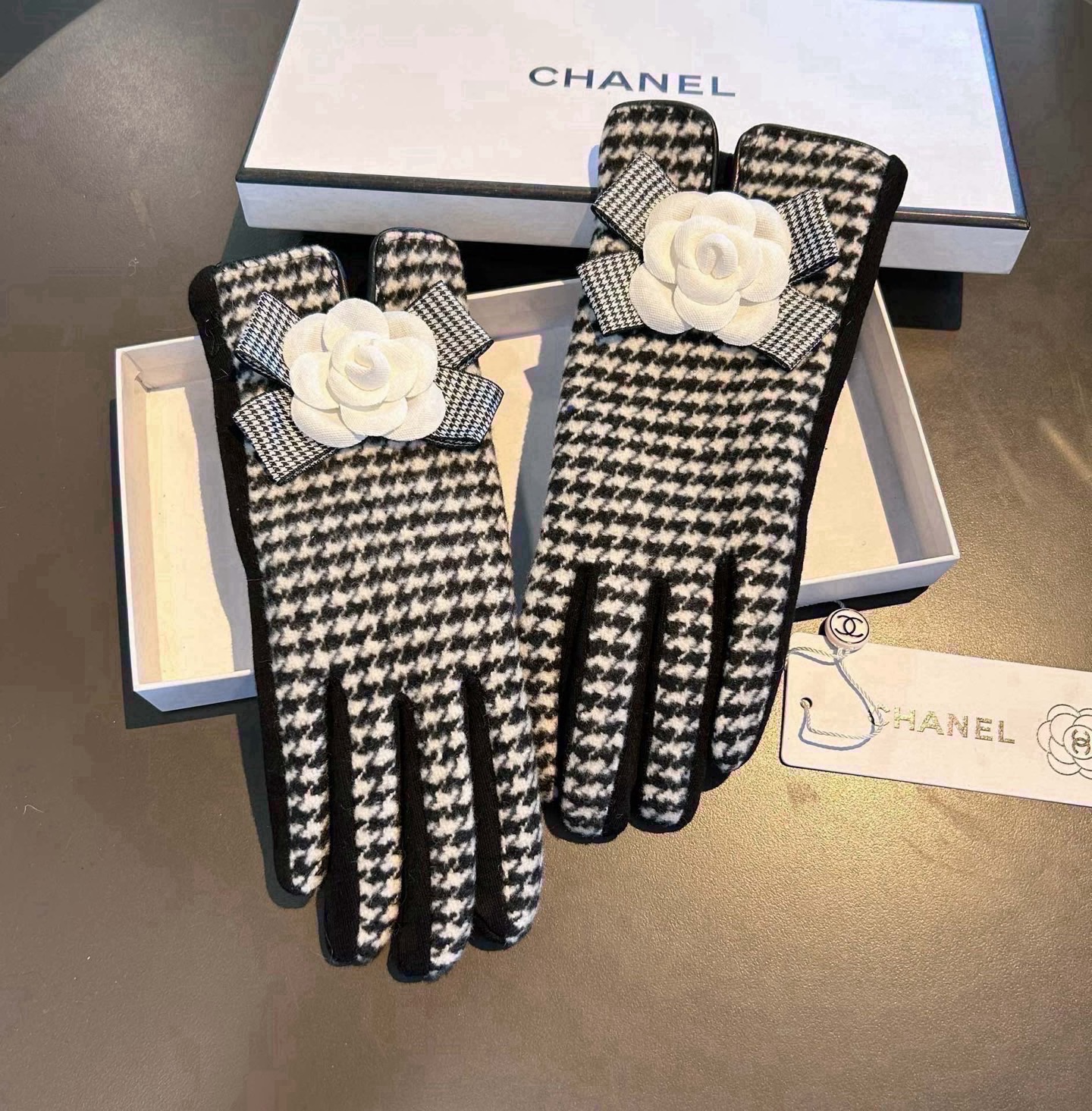 Chanel 香奈儿2026秋冬羊毛手套👍值得对比。。同款不同品质，秒杀市场差产品，羊毛十懒兔毛内里加绒 🙌经典不过时款