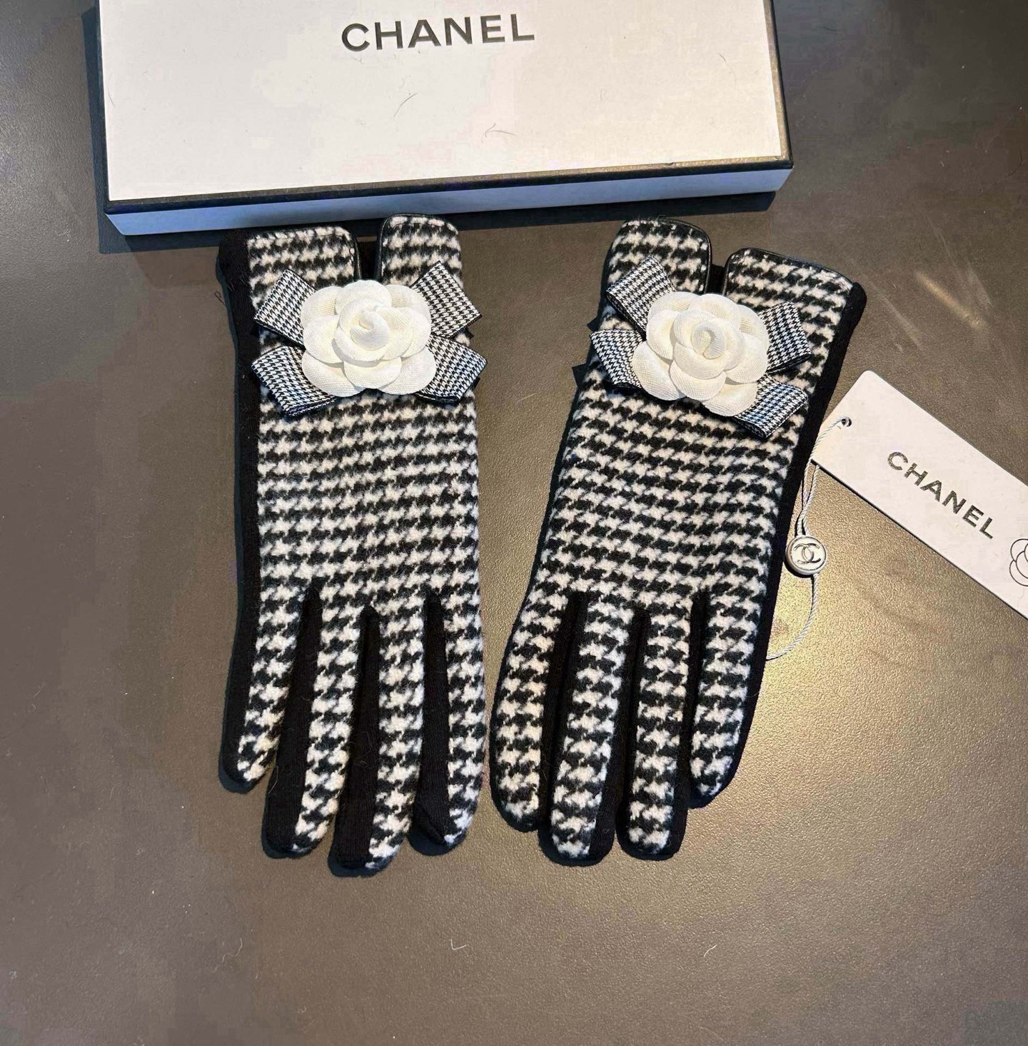 Chanel 香奈儿2026秋冬羊毛手套👍值得对比。。同款不同品质，秒杀市场差产品，羊毛十懒兔毛内里加绒 🙌经典不过时款