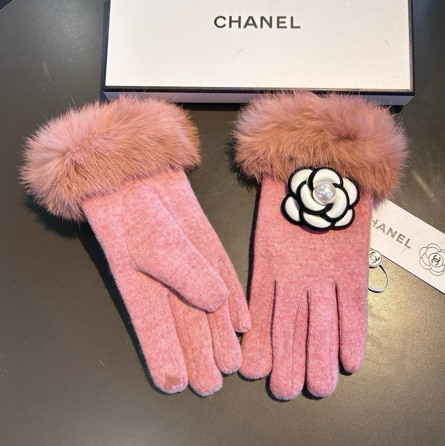 Chanel 香奈儿2026秋冬羊毛手套👍值得对比。。同款不同品质，秒杀市场差产品，羊毛十懒兔毛内里加绒 🙌经典不过时款