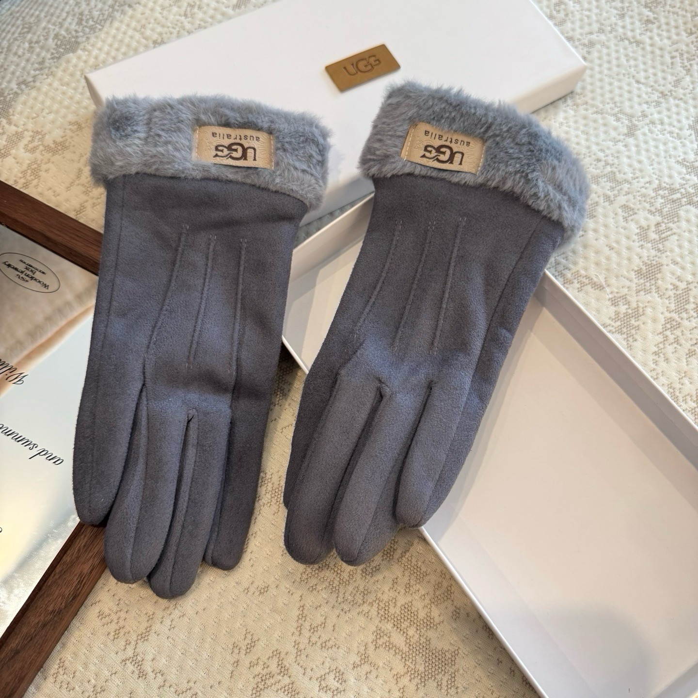 UGG2026秋冬懒兔毛羊毛手套👍值得对比。。同款不同品质，秒杀市场差产品，羊毛十懒兔毛内里加绒 🙌经典不过时款.喜欢可