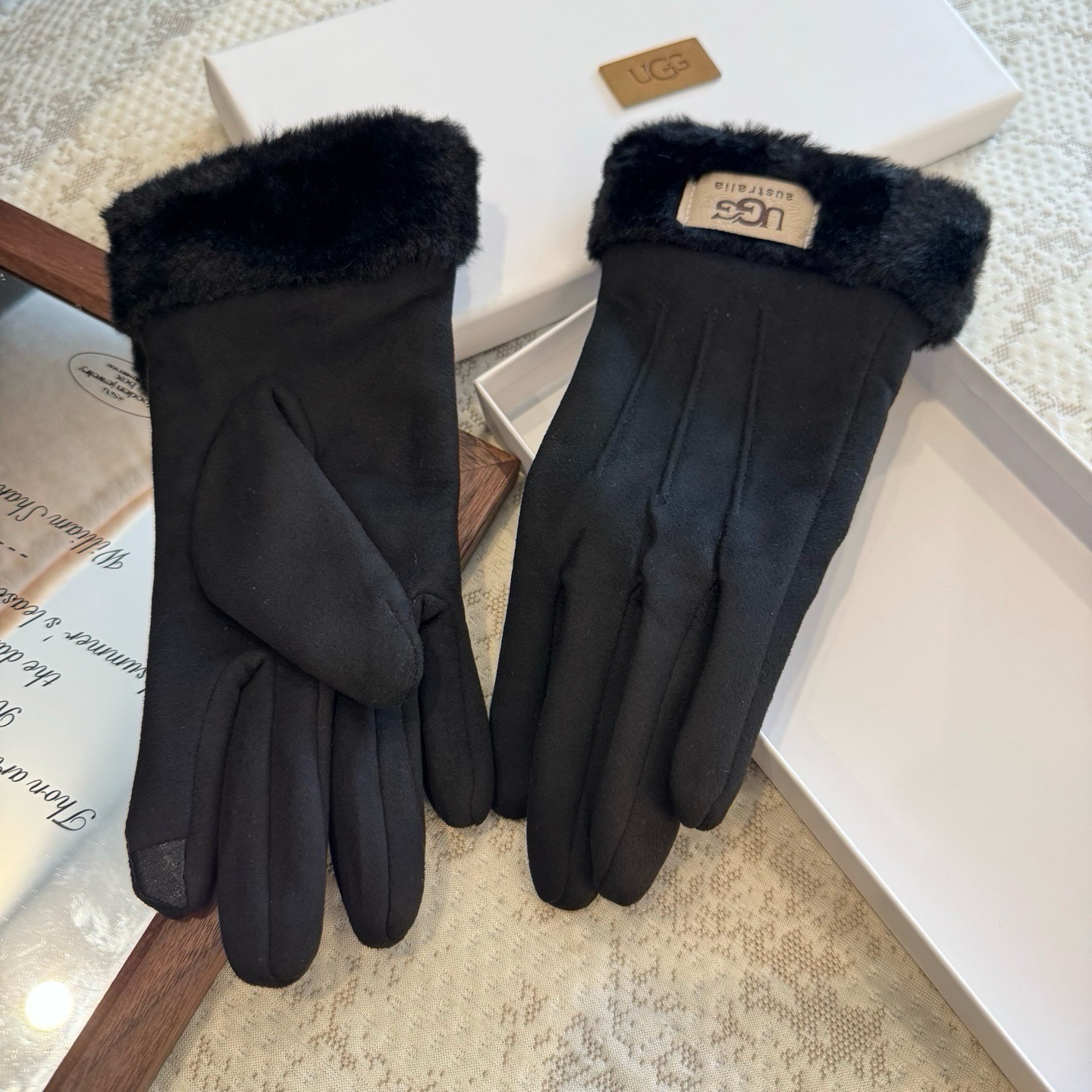 UGG2026秋冬懒兔毛羊毛手套👍值得对比。。同款不同品质，秒杀市场差产品，羊毛十懒兔毛内里加绒 🙌经典不过时款.喜欢可