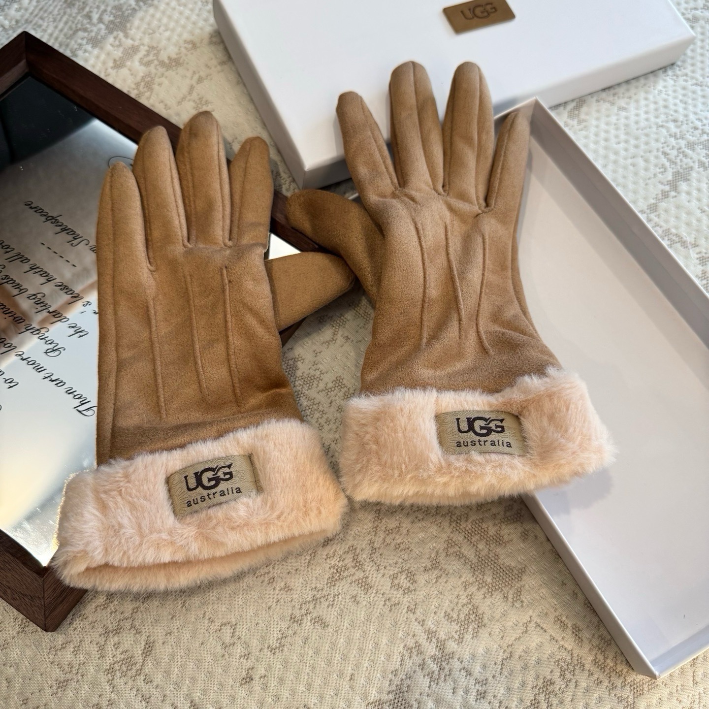 UGG2026秋冬懒兔毛羊毛手套👍值得对比。。同款不同品质，秒杀市场差产品，羊毛十懒兔毛内里加绒 🙌经典不过时款.喜欢可