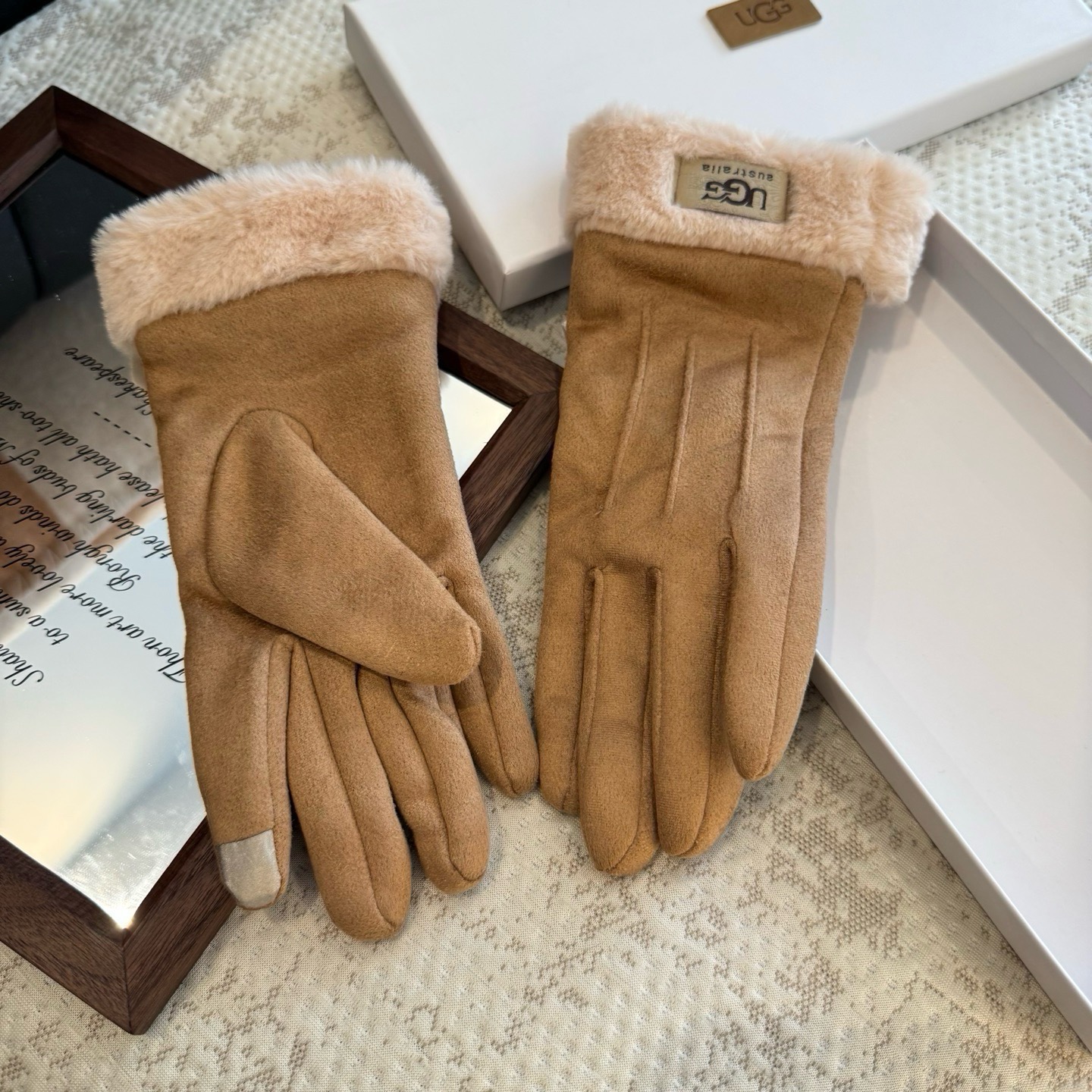 UGG2026秋冬懒兔毛羊毛手套👍值得对比。。同款不同品质，秒杀市场差产品，羊毛十懒兔毛内里加绒 🙌经典不过时款.喜欢可