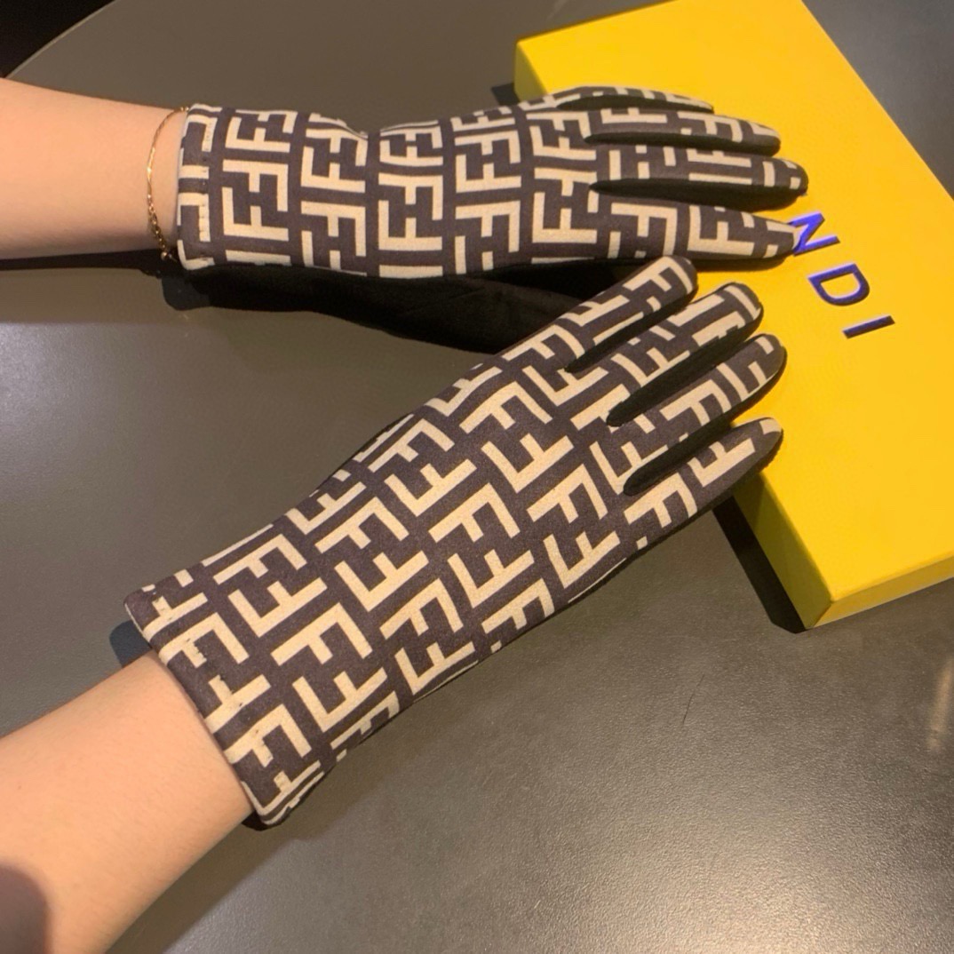 芬迪FENDI✨2026秋冬羊绒手套值得对比。。同款不同品质，秒杀市场差产品，🙌经典不过时款.喜欢可以入手了，这种品质的