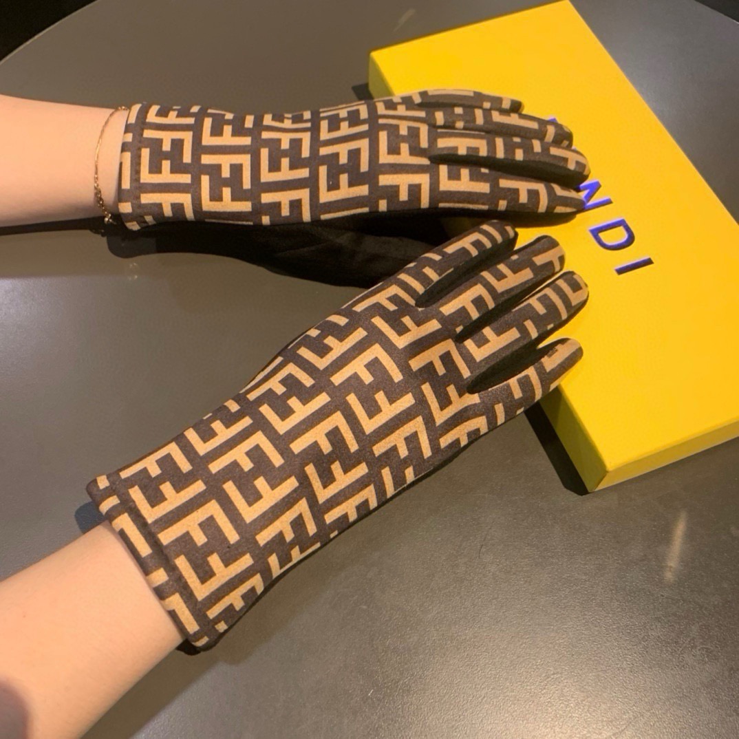 芬迪FENDI✨2026秋冬羊绒手套值得对比。。同款不同品质，秒杀市场差产品，🙌经典不过时款.喜欢可以入手了，这种品质的