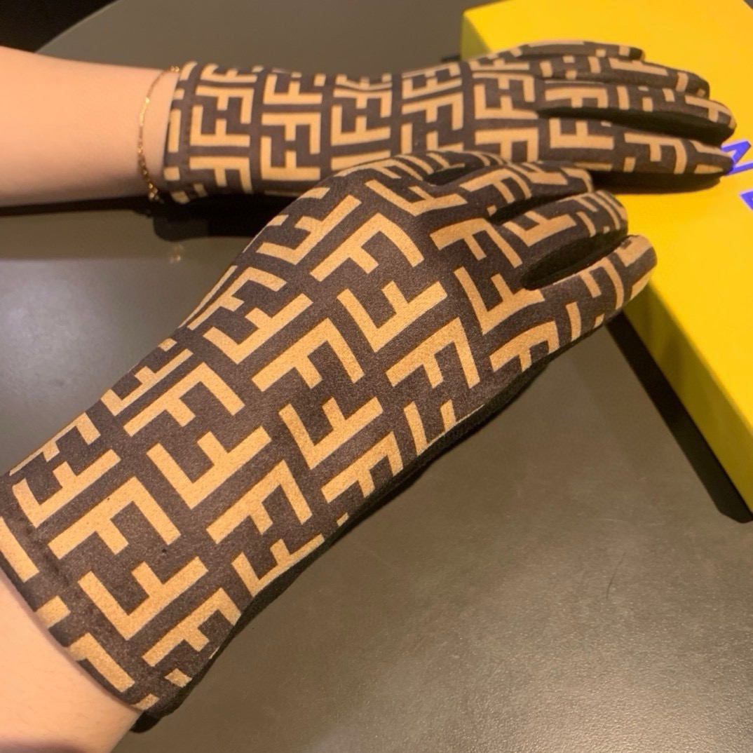 芬迪FENDI✨2026秋冬羊绒手套值得对比。。同款不同品质，秒杀市场差产品，🙌经典不过时款.喜欢可以入手了，这种品质的