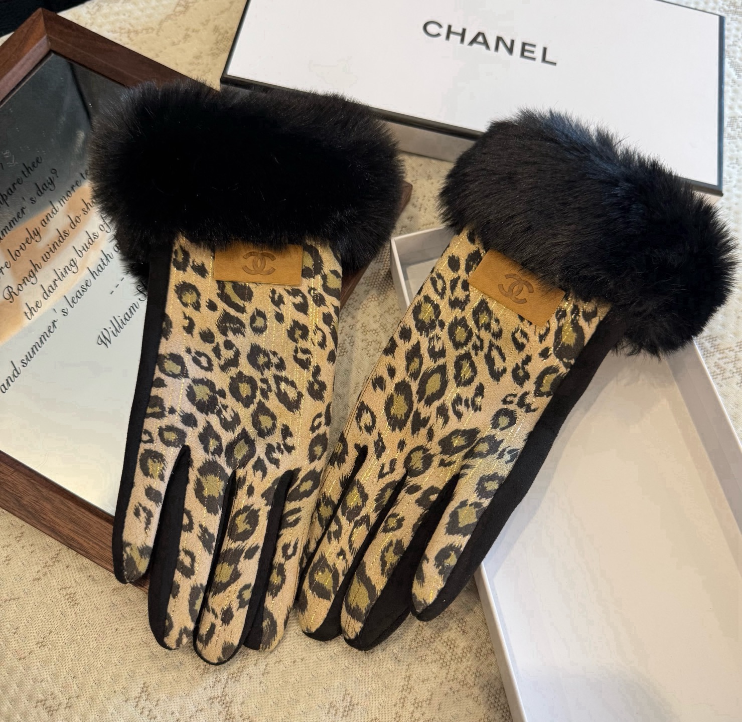 👏👏 Chanel 香奈儿2026秋冬懒兔毛羊毛手套👍值得对比。。同款不同品质，秒杀市场差产品，羊毛十懒兔毛内里加绒 🙌
