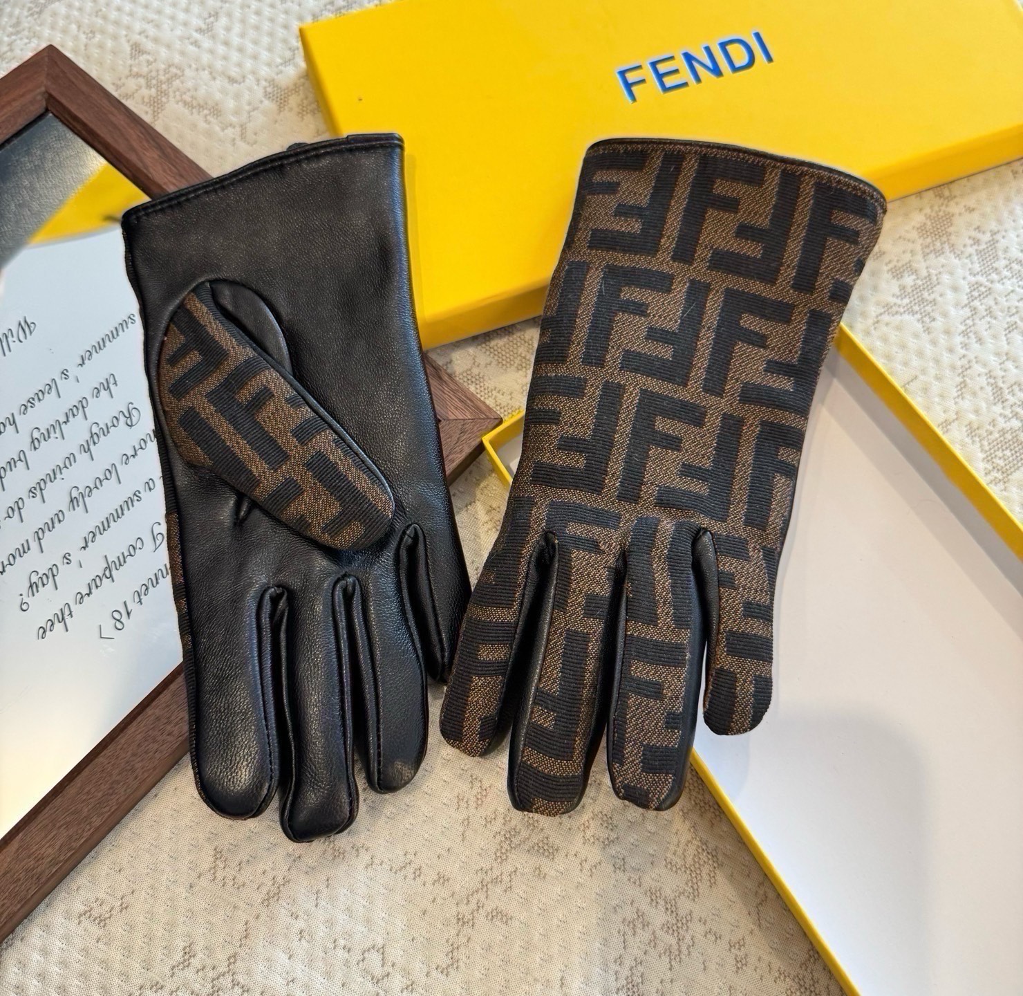 芬迪FENDI✨2026秋冬羊皮配布手套👍手机触屏，值得对比。。同款不同品质，秒杀市场差产品，进口一级羊皮➕内里加绒 🙌