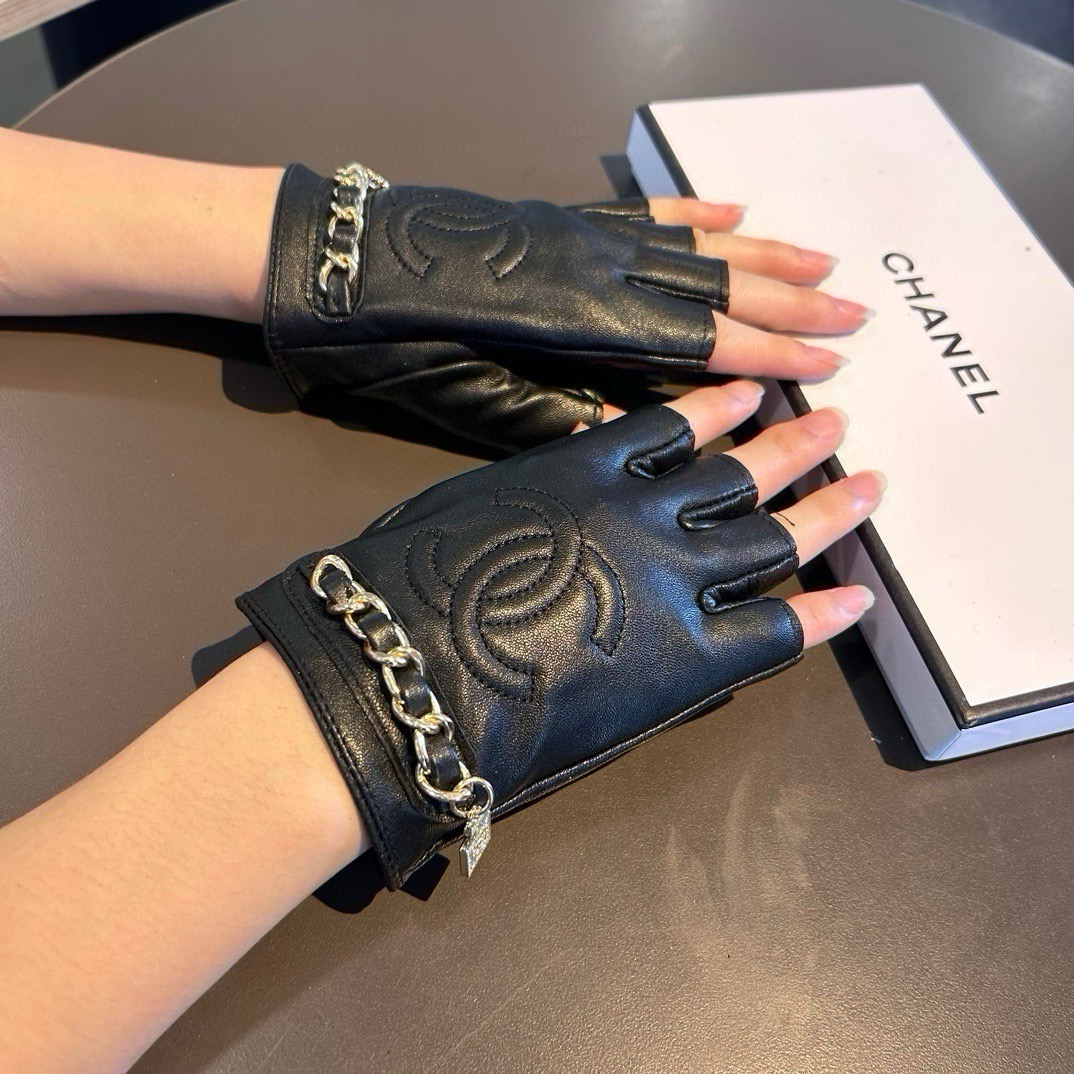 2026🧤香奈儿新品短款手套，时尚机车🚗手套，秋冬新品布内里，时尚🌺上手超舒适柔软、百搭！集美女神必备🌹配盒子🎁码数ML