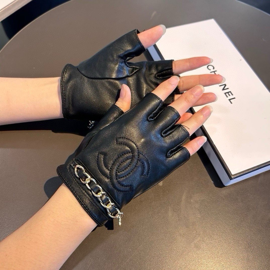 2026🧤香奈儿新品短款手套，时尚机车🚗手套，秋冬新品布内里，时尚🌺上手超舒适柔软、百搭！集美女神必备🌹配盒子🎁码数ML